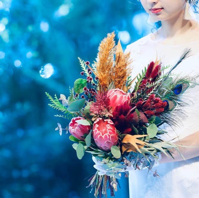 のインスタグラム：「・ 【#weddingbouquet】 ・ 存在感のあるプロテアのブーケ 孔雀のフェザーを入れる事でよりトレンドのブーケに💐 ・ 会場👉 #アーフェリーク迎賓館岐阜 ・ 【#tg花嫁】 ↑タグ付けしてフォロー&投稿お願いします☺︎ #takeandgiveneeds #テイクアンドギヴニーズ #tg花嫁」