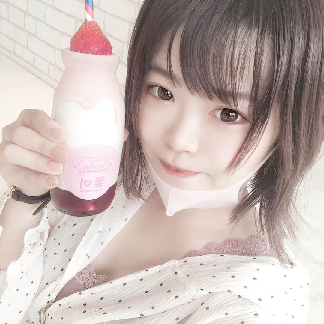 白石かえでさんのインスタグラム写真 - (白石かえでInstagram)「﻿ ﻿ ﻿ ﻿ ▶︎Harajuku﻿ #terracecafe﻿ ﻿ ﻿ ☑︎いちごミルク🍓🍼　7.0﻿ 딸기　우유﻿ ﻿ ﻿ 映えかふぇ。﻿ ボトルについてるピンクのトロトロは、﻿ 苺チョコ？みたい🍫﻿ 甘めが好きな人におすすめドリンク。﻿ ﻿ ﻿ ﻿ ﻿ #原宿﻿ #竹下通り﻿ #いちごみるく﻿ #カフェスタグラム﻿ #harajukucafe﻿ #原宿カフェ﻿」6月12日 12時31分 - kaepyon.s