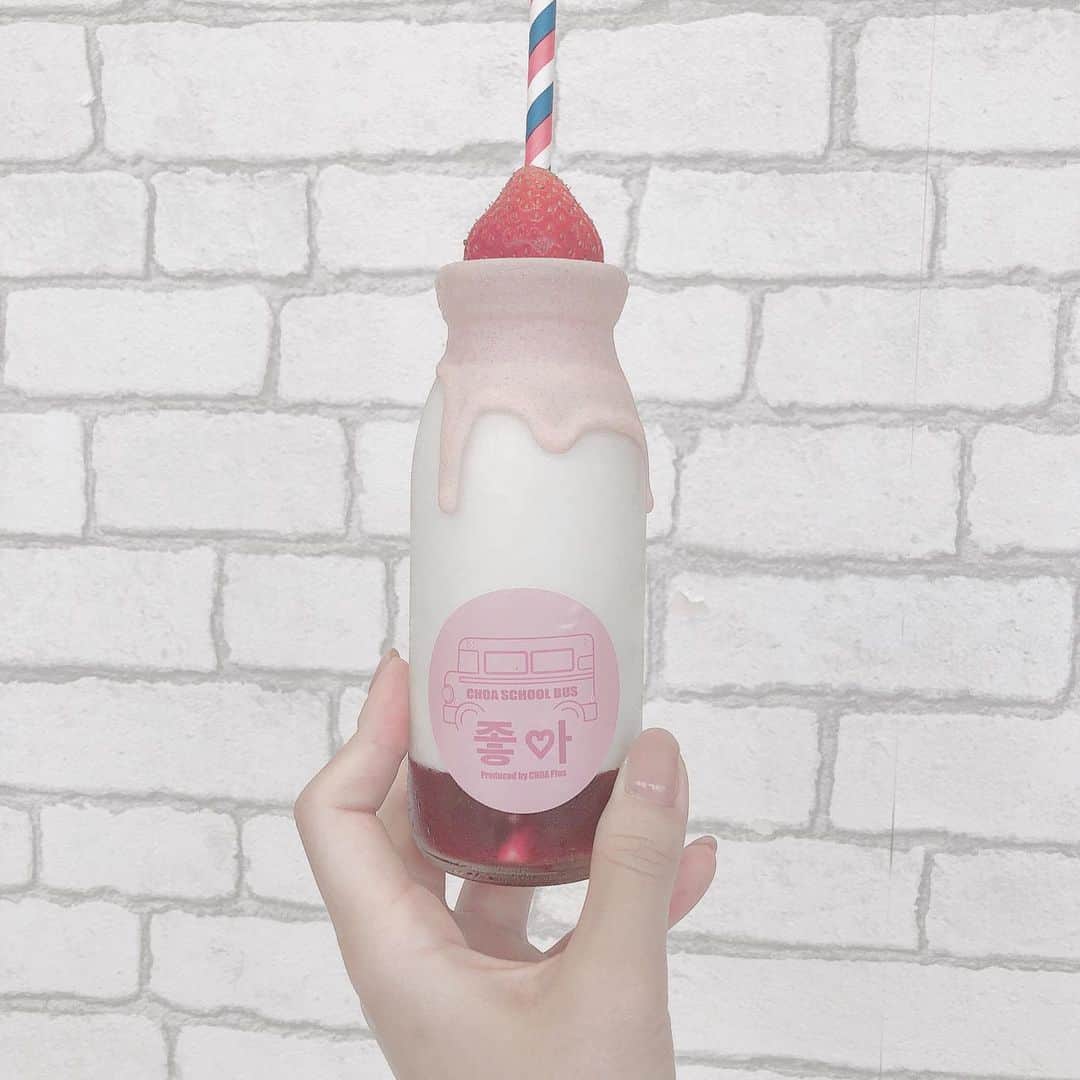 のインスタグラム：「﻿ ﻿ ﻿ ﻿ ▶︎Harajuku﻿ #terracecafe﻿ ﻿ ﻿ ☑︎いちごミルク🍓🍼　7.0﻿ 딸기　우유﻿ ﻿ ﻿ 映えかふぇ。﻿ ボトルについてるピンクのトロトロは、﻿ 苺チョコ？みたい🍫﻿ 甘めが好きな人におすすめドリンク。﻿ ﻿ ﻿ ﻿ ﻿ #原宿﻿ #竹下通り﻿ #いちごみるく﻿ #カフェスタグラム﻿ #harajukucafe﻿ #原宿カフェ﻿」