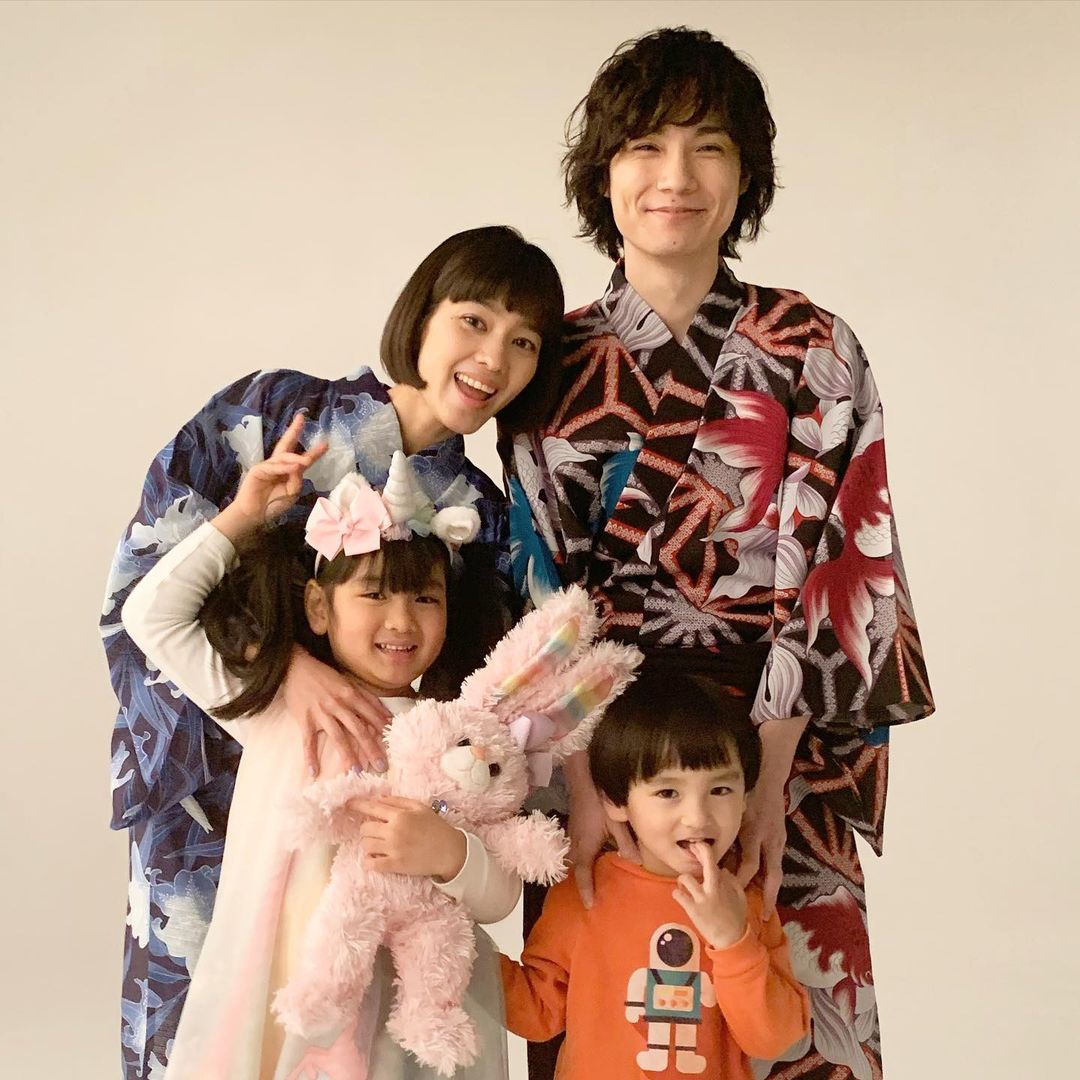 山口尚美のインスタグラム：「@isetan_shinjuku さんの浴衣の広告に夫婦で出演しました❣️ 撮影中子供達は優しいスタッフの皆様に見守られながら待っててくれました👧🏻👦🏻💕 詳しくは「伊勢丹新宿 浴衣」でレッツ検索🔎 もしくは盆バサダー大ちゃんのインスタを見てね🎐 @tomohikos  #伊勢丹新宿 #iISETAN YUKATA SELECTION 2020」