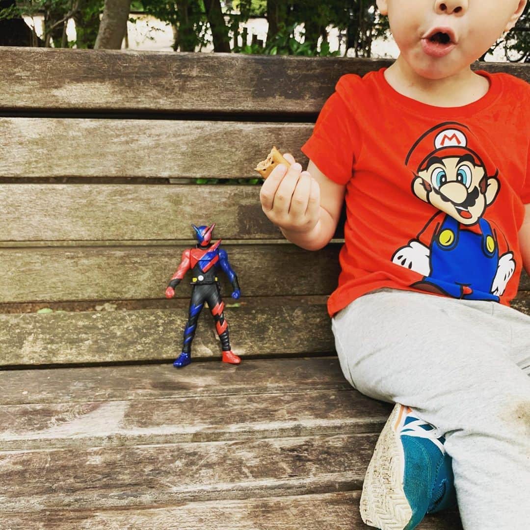 前川泰之さんのインスタグラム写真 - (前川泰之Instagram)「息子とビルドとマリオと。公園のベンチで^_^  #仮面ライダービルド　#マリオ　#公園」6月12日 12時42分 - maekawa_yasuyuki_official