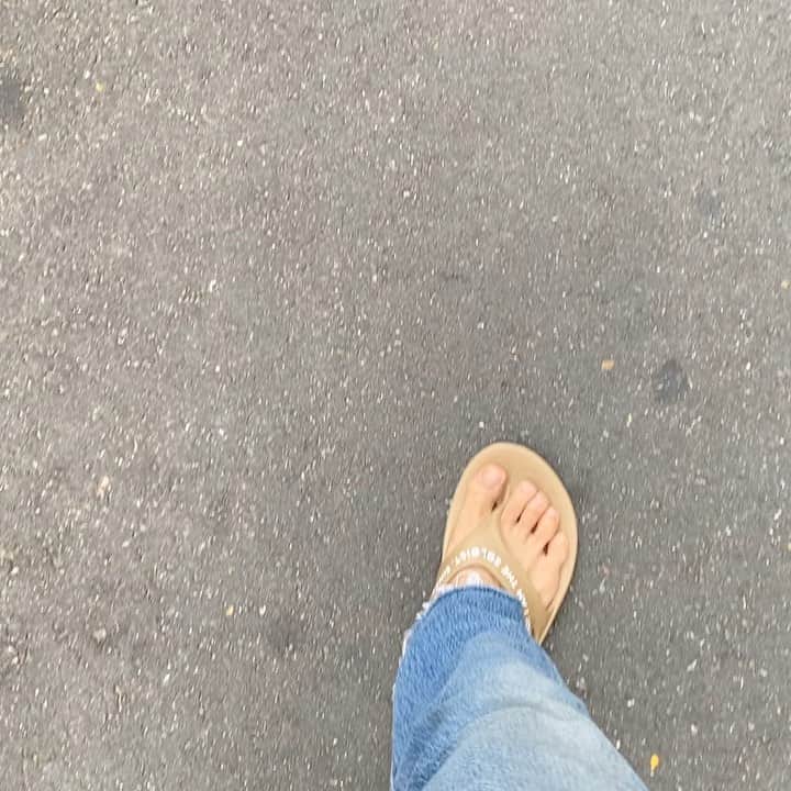 イナチ のインスタグラム：「. 그냥 터벅터벅 걸어 가는거야 졸 편해 이쁘네  ㅋㅋ 기분조으네  Shose:#thesoloist」