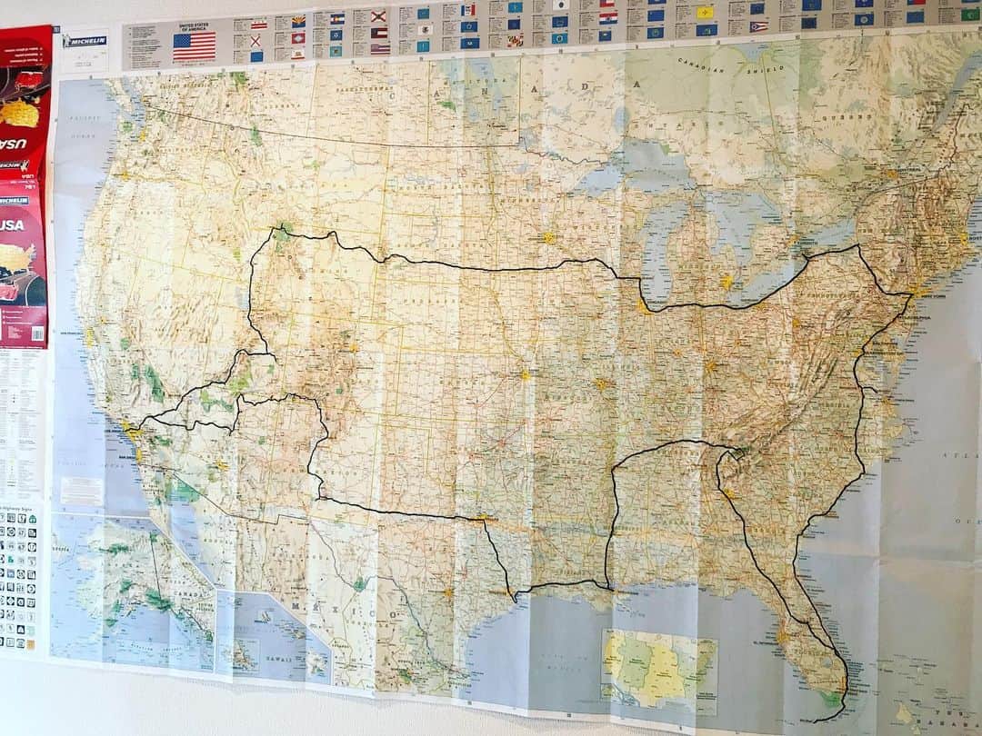 山本佳志のインスタグラム：「9年前に約1か月かけてキャンプでアメリカ一周の軌跡を記した地図発見🗺 懐かしい。 地球半周分走ったんだっけか🚙  次旅する場所はどこなんやろな。  それまで頑張ろ。  #ロードトリップ　#アメリカ一周 #キャンプ　#旅にトラブルはつきもの」