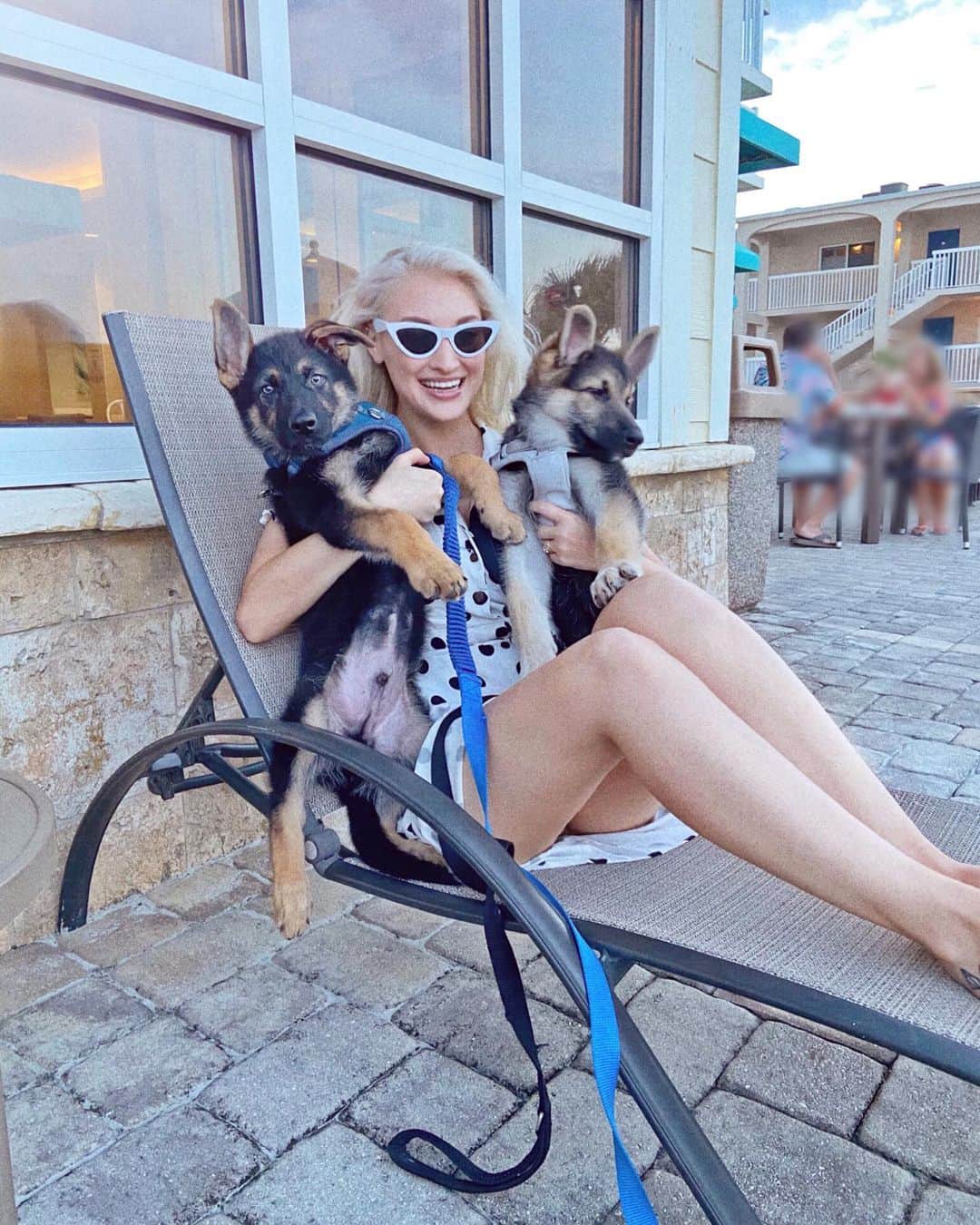 のインスタグラム：「Beach days with the boys! Felt great being back in my hometown.」