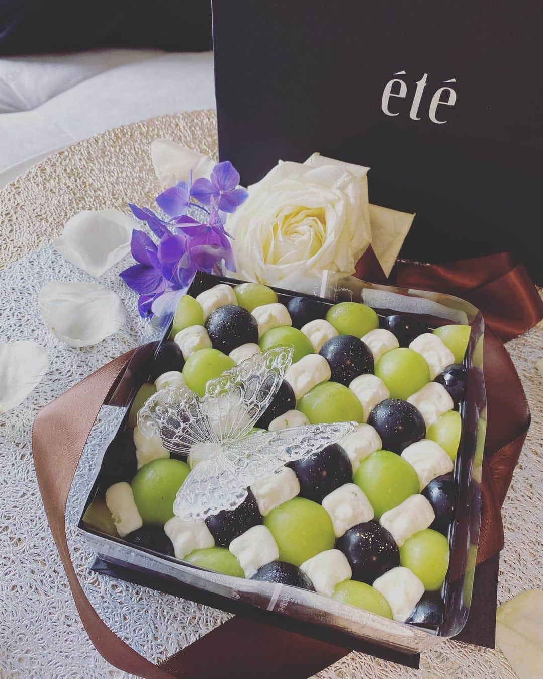 安藤成子のインスタグラム：「Happy  Birthday & Happy  Wedding to My Best friend😍 ・ #été  #ètècake  #tia #birthdaycake #tiffany  #tiffanyblue  #happybirthday  #happywedding」