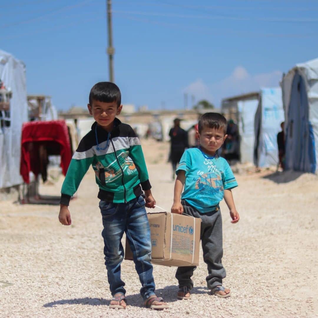 unicefさんのインスタグラム写真 - (unicefInstagram)「Teamwork: Ahmad, 7, and Saad, 5, carry a hygiene kit to their tent in rural Aleppo, Syria. ⠀ As part of UNICEF’s COVID-19 response, over 2,000 boxes of soap and detergent have been given to families displaced by conflict.⠀ UNICEF-supported volunteers are also in the camps, providing families with life-saving information on how to protect themselves from #coronavirus. © UNICEF/UNI334456/Almatar」6月12日 13時15分 - unicef