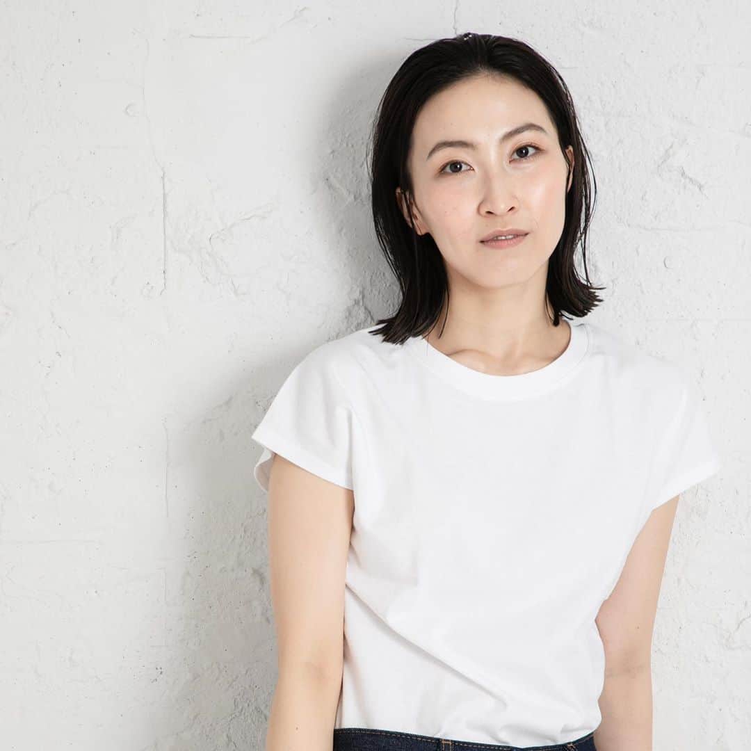 平川はる香のインスタグラム：「. 少しづつ社会に復帰して2週間ほど。 早く体力とか気力とか取り戻さないと、社会は厳しいなぁ。 . すっきりさっぱり、心機一転したくて髪をばつっと切った！ そしてそのまま宣材写真も撮りました🙆🏻‍♀️ 今回も保坂さんが最高などんぴしゃな感じで撮って下さって、どれ宣材にしようか迷う。 . ウィズコロナだろうがアフターコロナだろうが、負けずに芝居するんだからな！ . . メイクは安定のふみなさんと、ヘアは安定のりえさんにやって頂きました🙏🏻ありがとう🥺 . . . #portrait#photo#宣材写真」