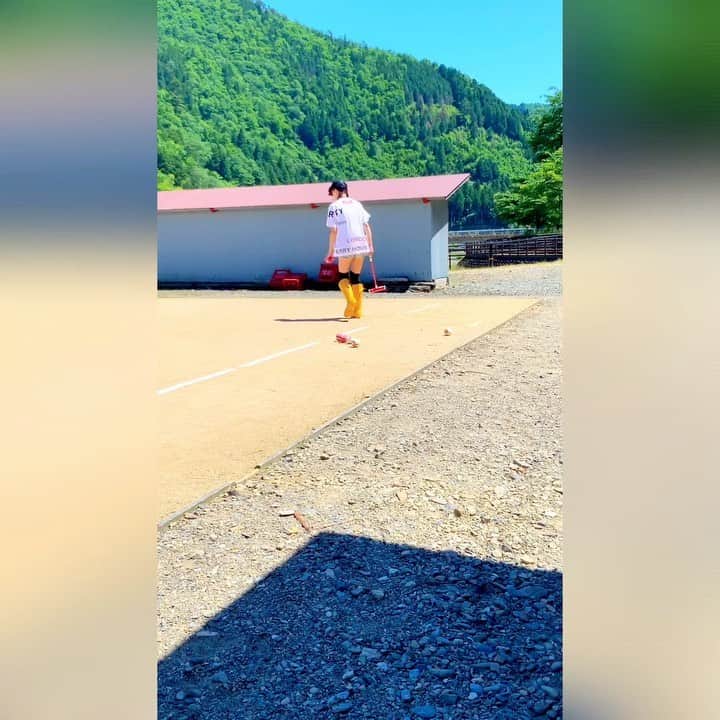 のインスタグラム：「美山にお住まいの紳士淑女の皆様と一緒に人生初のゲートボール教室🎶  お師匠様のママにルールを教えてもらっての初打席は見事にゲートを通過致しました💖  #japan #日本 #kyoto  #京都 #美山 #bbq  #鮎釣り #ゲートボール #紳士淑女 #sports  #スポーツ #初打席 #ゲート通過 #奥が深い #楽しい #仲良し」