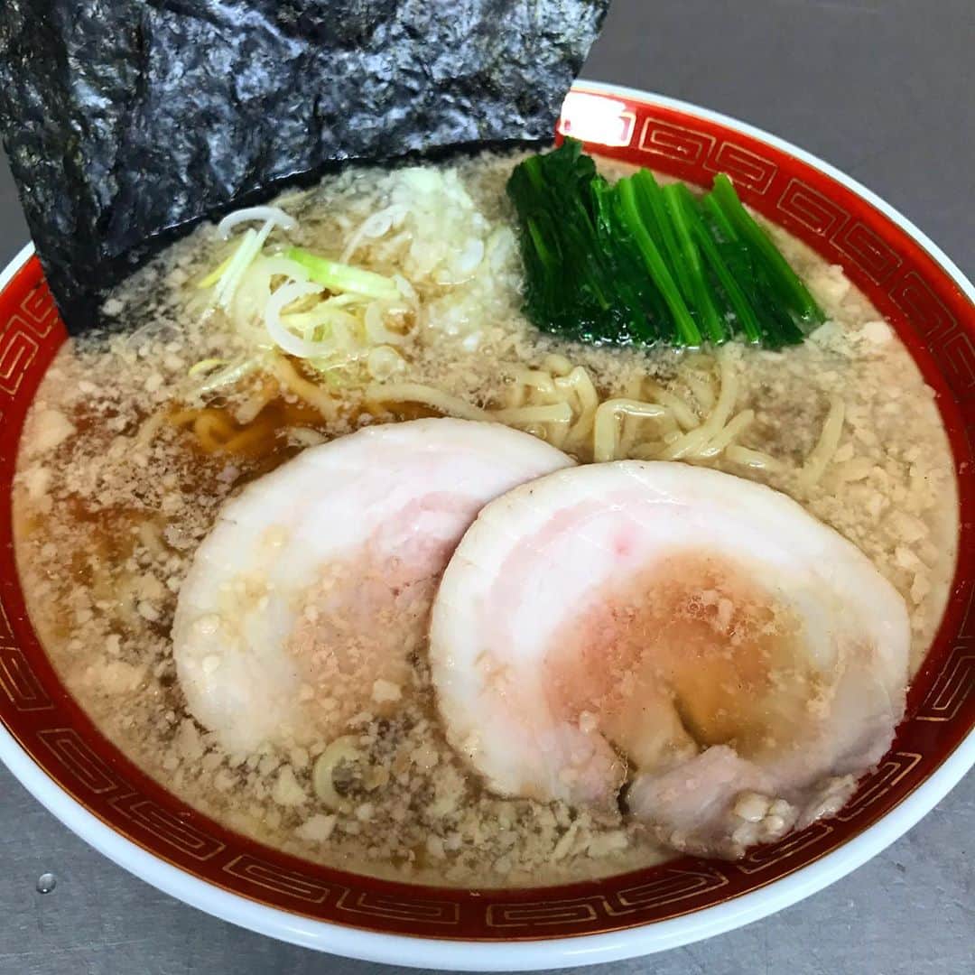 桜井誠のインスタグラム：「今日のお昼は、山嵐SATOSHI先輩に繋げてもらったご縁から先日お取り寄せした、渦雷さん @ramen_uzurai の背脂煮干しそば 背脂入るとジャンクに見えるけど、ここのは違う！ 脂の甘みを活かしたスープは優しく、クドくない。 ベースのスープが美味いのは勿論だが、醤油タレのキレと塩味のバランスが良いから、最後まで飲み干したくなる。流石です。 麺は中太縮れで、スープの持ち上げも良く、もちとした食感。 玉ねぎ微塵とブラックペッパーでブーストすれば、完飲完食🍜 大西さんご馳走様でした！近くお店にも行きます！ お取り寄せは神鳴商店からどうぞ！https://uzurai.stores.jp/ 本気で美味いから是非！ #渦雷　#お取り寄せラーメン　#おうちでラーメン」