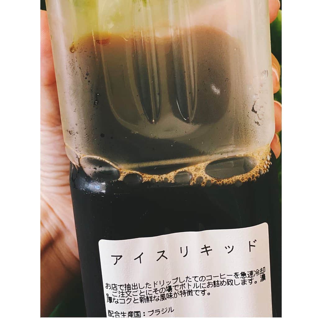 殿柿佳奈さんのインスタグラム写真 - (殿柿佳奈Instagram)「暑い日に飲みたくなるなる アイスコーヒー。  喫茶店のあの深いコクのあるお味。  おうちで楽しめ幸せな昼下がり。❤️ #instagood #やなか珈琲#アイスリキッド#酸味なし#深いコク#好みすぎる #今日はラテにしてみた#ペットボトルに入り#1000ml#おうち時間 #ice#coffee #持ち帰り#店舗にて販売」6月12日 13時40分 - kanatonogaki