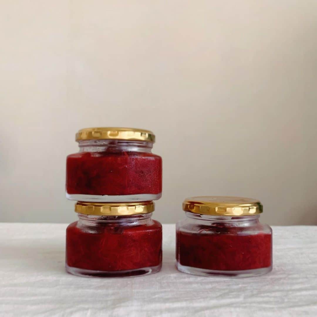 樹神さんのインスタグラム写真 - (樹神Instagram)「存分に赤くて嬉しくなる。  なんだか身体に良さそう。  シンプルにてんさい糖だけでジャムにしたものと、甘さを控えた料理用と。  #ルバーブ #ジャム #赤 #rhubarb #jam」6月12日 13時38分 - kotamaofficial