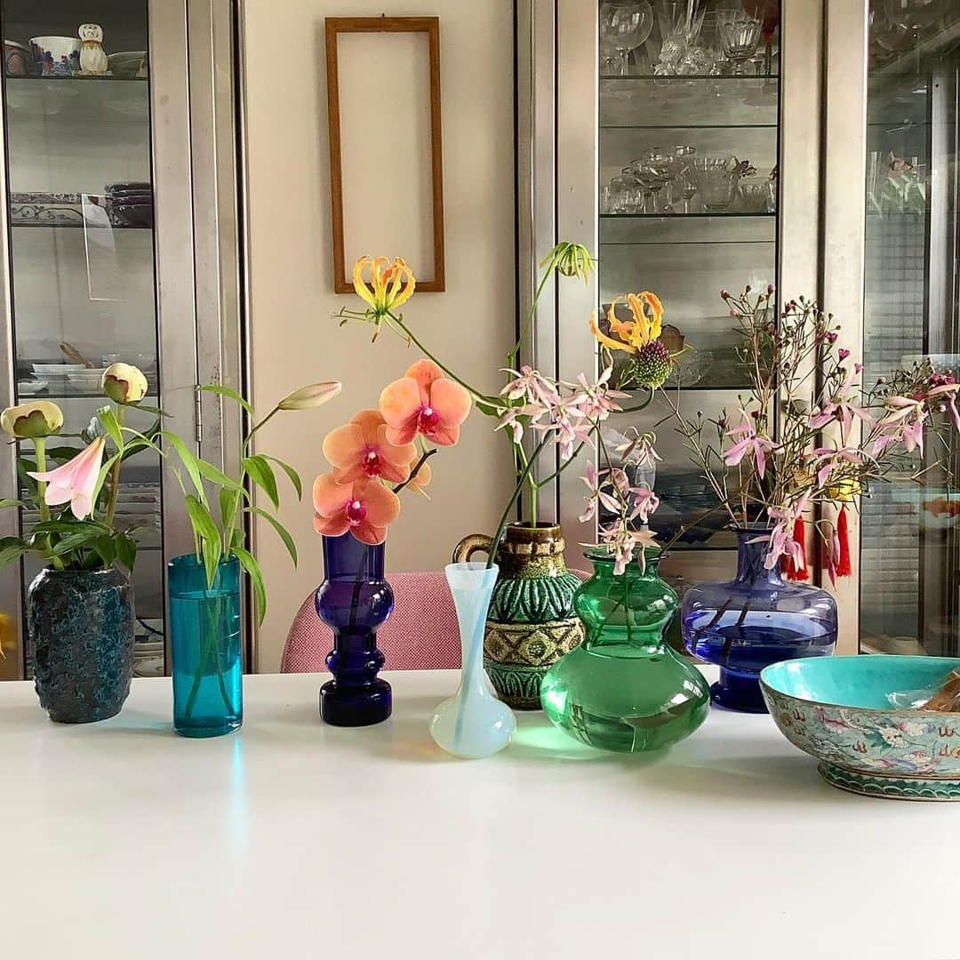 丸山敬太さんのインスタグラム写真 - (丸山敬太Instagram)「花って不思議 ありとあらゆる形  でもみんな素敵  花瓶果てしなく集めてしまう。  今日は暑いねー。」6月12日 13時39分 - keitamaruyama