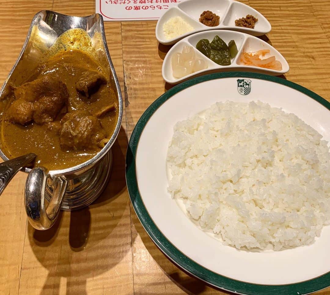 のインスタグラム：「今日は恋の日？いやいや、黒沢的には　#恋と革命のインドカリーの日　でしょう！　と、いうわけでお昼はもちろんこちらに。 #lunch #curry #chicken #純印度式カリー #yummy #spicy #happy #music #soul #rb #singer #lovelife #ハードコアカレーシンガー #新宿中村屋本店B2マンナ」