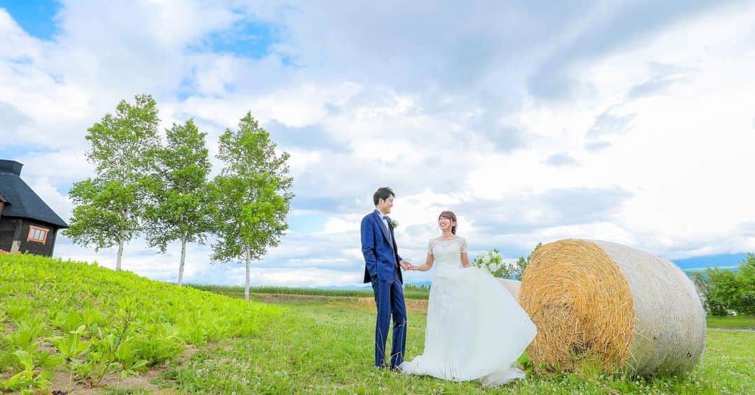 のインスタグラム：「北海道で人気のフラワーランド😊 ﻿ ﻿ \\オンライン相談会はじめました//﻿ ご予約はプロフィール欄のホームページリンクから✨﻿ ﻿ 7月から9月の撮影予約も好評受付中です！﻿ ﻿ ﻿ ﻿ #パッチワークの丘  #STUDIOSOLA﻿ #スタジオソラ ﻿ @decollte_weddingphoto @decollte_weddingstyle @d_weddingphoto_jp﻿ #weddingphoto  #instagood #結婚式前撮り #新婚旅行 #チェリフォト #北海道旅行﻿ #富良野 #北海道前撮り#牧場 #ロケーションフォト #tokyo_camera_club #前撮り#東京カメラ部﻿ #weddingdress #prewedding #写真好きな人と繋がりたい #ひまわり畑  #ラベンダー  #ウエディングヘア﻿ #wedding #結婚写真 #前撮り #プレ花嫁#卒花嫁 #日本中のプレ花嫁さんと繋がりたい #結婚式﻿ #結婚式準備」