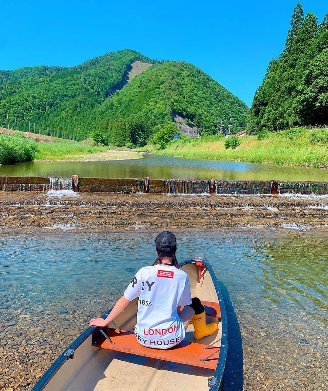 のインスタグラム：「美山の川を手漕ぎボートで大冒険風ww🚣‍♀️💕 ﻿ ﻿ いっちゃん&くっちゃんにも逢えて内容盛り沢山な楽しい１日で御座いました💋❤️😍 ﻿ ﻿ #japan﻿ #日本﻿ #kyoto ﻿ #京都﻿ #美山﻿ #快晴﻿ #晴れ﻿ #鮎釣り﻿ #友釣り﻿ #オオサンショウウオ #特別天然記念物 #天然記念物 #bbq﻿ #bbq日和﻿ #ゲートボール﻿ #川﻿ #川遊び﻿ #手漕ぎボート ﻿ #大冒険﻿ #狩猟犬﻿ #猟犬﻿ #plotthound﻿ #プロットハウンド ﻿ #かわいい﻿ #可愛い﻿ #楽しい1日﻿」