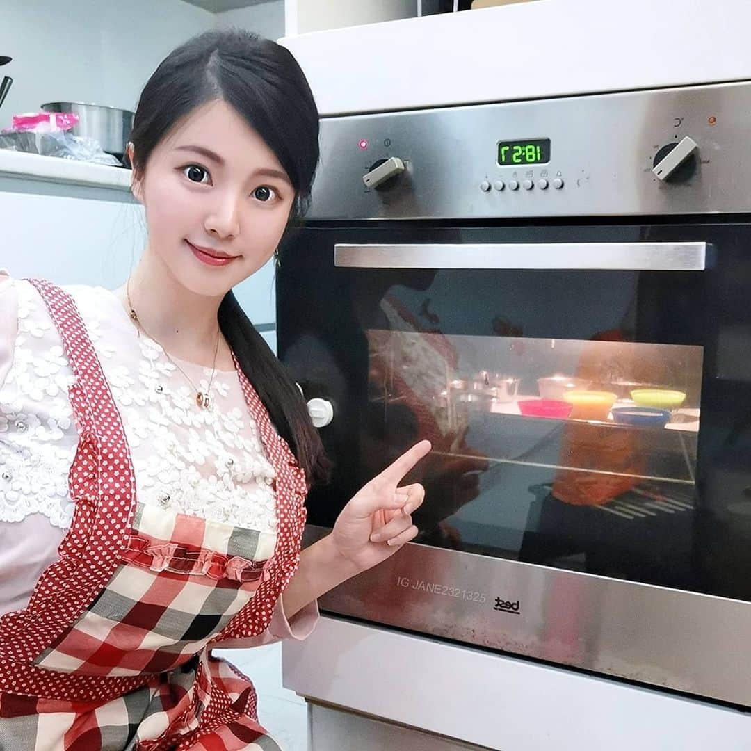 ジェーン・チェンさんのインスタグラム写真 - (ジェーン・チェンInstagram)「一日系列之 《阿均主廚到你家》 . 上次po限時動態，許多網友私訊問我這個節目在哪裡看得到？ . 但這只是我無聊請我弟側拍的影片照片，然後再自己下個標題po文分享而已～不是真的開節目！沒想到這麼多人期待...有點感動。 . 你們好可愛❤️😂」6月12日 13時54分 - jane2321325