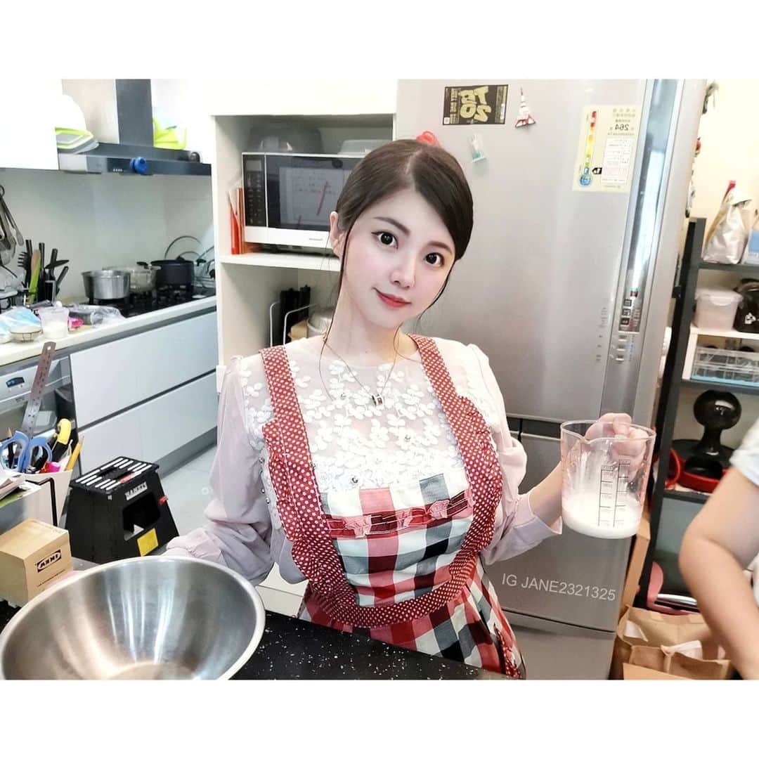 ジェーン・チェンさんのインスタグラム写真 - (ジェーン・チェンInstagram)「一日系列之 《阿均主廚到你家》 . 上次po限時動態，許多網友私訊問我這個節目在哪裡看得到？ . 但這只是我無聊請我弟側拍的影片照片，然後再自己下個標題po文分享而已～不是真的開節目！沒想到這麼多人期待...有點感動。 . 你們好可愛❤️😂」6月12日 13時54分 - jane2321325