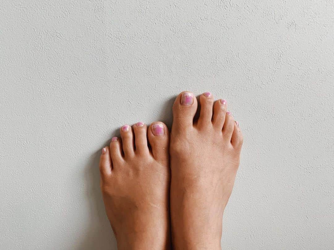 ジュジュのインスタグラム：「やっと行けた... . foot nail👣 . baby pinkのフレンチにpurple paint そして、その上にmirrorで何とも言えないニュアンスネイルに🤍 . @_ai_sugarray さんとの楽しい時間も 久々満喫w . . #nail #💅」