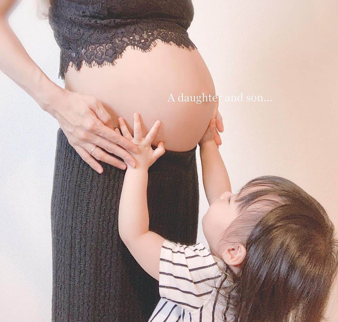 さっぴちゃんのインスタグラム：「... ... 𝟑𝟓𝐰𝟎𝐝 👶🏼🖤... ... . . 2500gも超えて、とにかく順調🥺♡ ありがとう息子よ〜🥺♡♡♡ . . あかりもいつも息子の名前を呼んで お腹をさすってくれる👧🏼🎀 . ついでに自分のお腹もさすりながら 息子の名前を呼んでいる(笑) 君のお腹はただぽんぽこりんなだけよ✌️❤︎ . 相変わらずあかりは甘えん坊で、 ちょっとわたしがいなくなるとすぐ泣くし だっち〜♡って一生言ってくる抱っこマンで イヤイヤ期も本格的になってきたけど、 子どもらしく成長するのは とっても良いことだから喜ばしい(ˊᵕˋ⑅)❤︎ . 嬉しい気持ちと、なにがそんなに嫌なのか 分からなすぎてもはや面白いから 今のところは笑い飛ばせてるけど、 これからどんどん凄くなるのかな〜🤗？ . 同じようにイヤイヤ期凄いです〜！って DM頂いたり、本当に毎日色々あるけど みんな同じように頑張ってるから、わたしも のんびりゆるゆる育児、頑張ります💪♡ . . ………………………………(♡)……………………………… .」