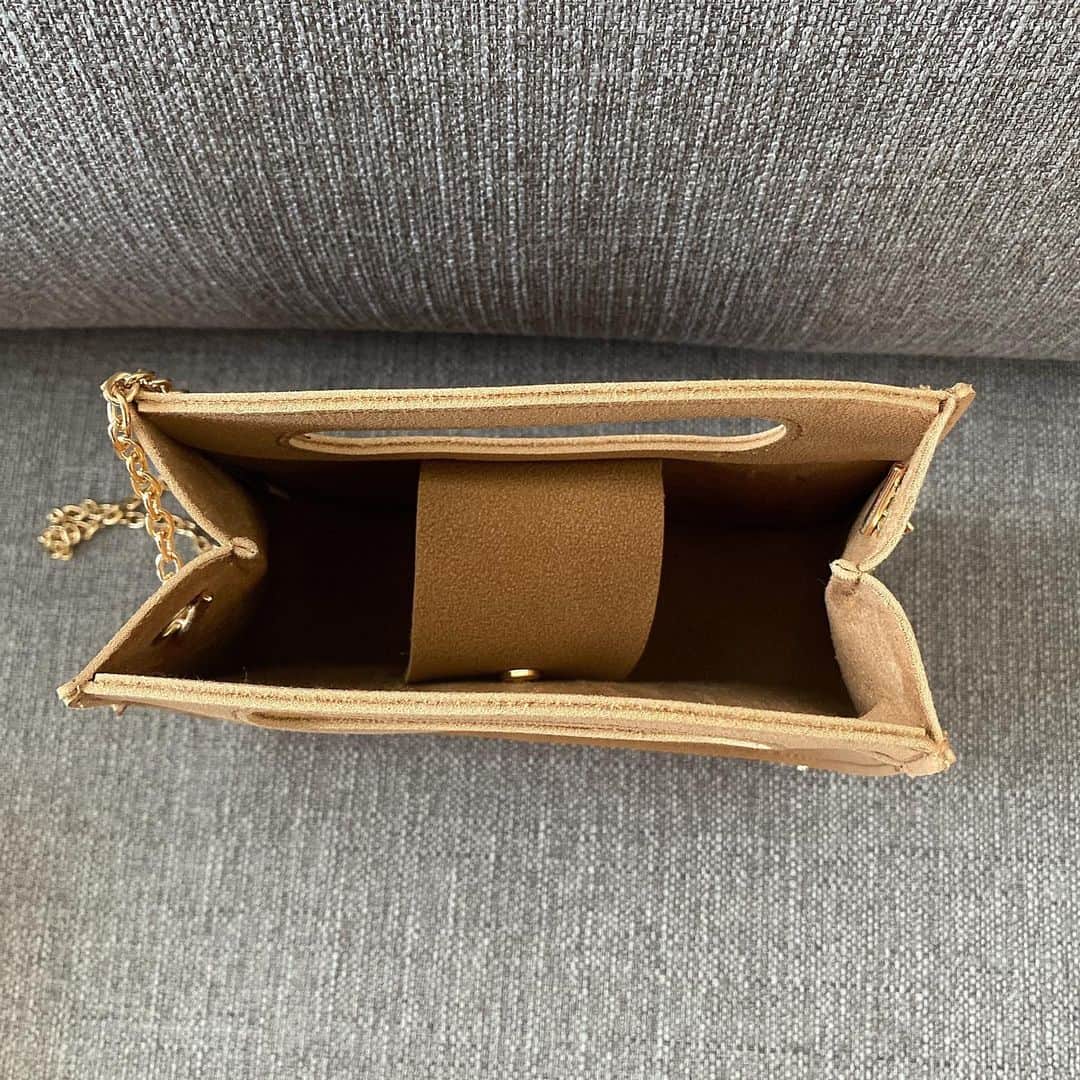 岡英里さんのインスタグラム写真 - (岡英里Instagram)「6月の #mylittlebox が届いたんだけど、今回はなんとバッグに入って届きました😳😳😳😳✨ . . このかわいいキャメルのミニバッグは自立する上にチェーン取り外し可能でいろんなスタイルに合わせやすい万能バッグ👜これは本当に驚きました😳😳😳 . . そして #イヴサンローラン のリップに #knoll のシャンプー&コンディショナー🧴とバックの雨よけカバー☔️ . . 今月もボリューム満点で素敵なサプライズプレゼントとなりました🎁❤️ . . 箱を開けるまで何が入ってるか分からないこのドキドキは本当にわくわして楽しい☺️💕 . . #マイリトルボックス #6月 #🎁 #月1 #楽しみ #わくわく #お楽しみ #ボックス #豪華 #ボリューム満点 #💯 #ミニバッグ #シャンプー #コンディショナー #お試し #セット #イヴサンローランリップ #ヘアケア #コスメ #嬉しい」6月12日 14時17分 - okaeri0424