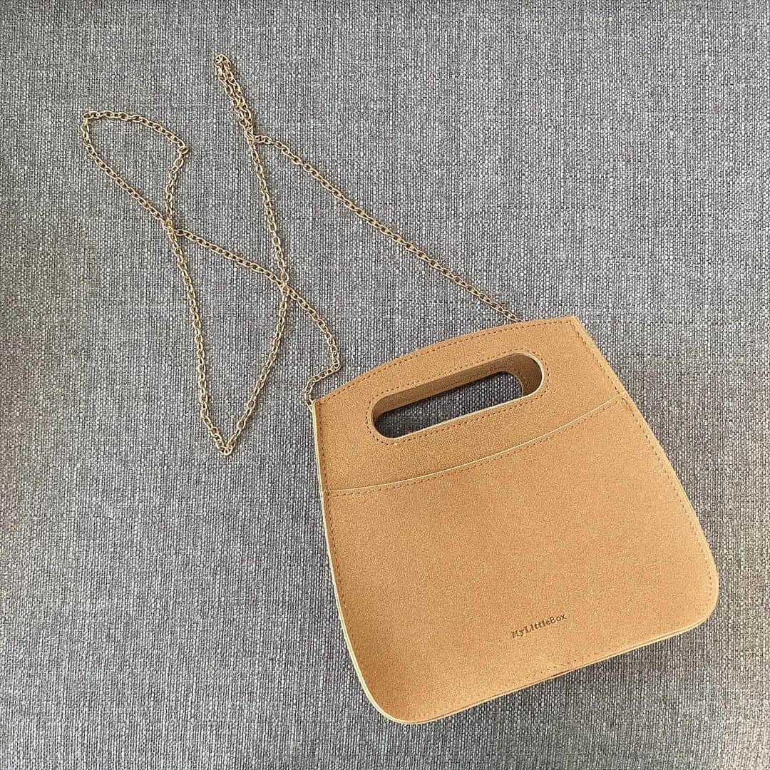 岡英里さんのインスタグラム写真 - (岡英里Instagram)「6月の #mylittlebox が届いたんだけど、今回はなんとバッグに入って届きました😳😳😳😳✨ . . このかわいいキャメルのミニバッグは自立する上にチェーン取り外し可能でいろんなスタイルに合わせやすい万能バッグ👜これは本当に驚きました😳😳😳 . . そして #イヴサンローラン のリップに #knoll のシャンプー&コンディショナー🧴とバックの雨よけカバー☔️ . . 今月もボリューム満点で素敵なサプライズプレゼントとなりました🎁❤️ . . 箱を開けるまで何が入ってるか分からないこのドキドキは本当にわくわして楽しい☺️💕 . . #マイリトルボックス #6月 #🎁 #月1 #楽しみ #わくわく #お楽しみ #ボックス #豪華 #ボリューム満点 #💯 #ミニバッグ #シャンプー #コンディショナー #お試し #セット #イヴサンローランリップ #ヘアケア #コスメ #嬉しい」6月12日 14時17分 - okaeri0424