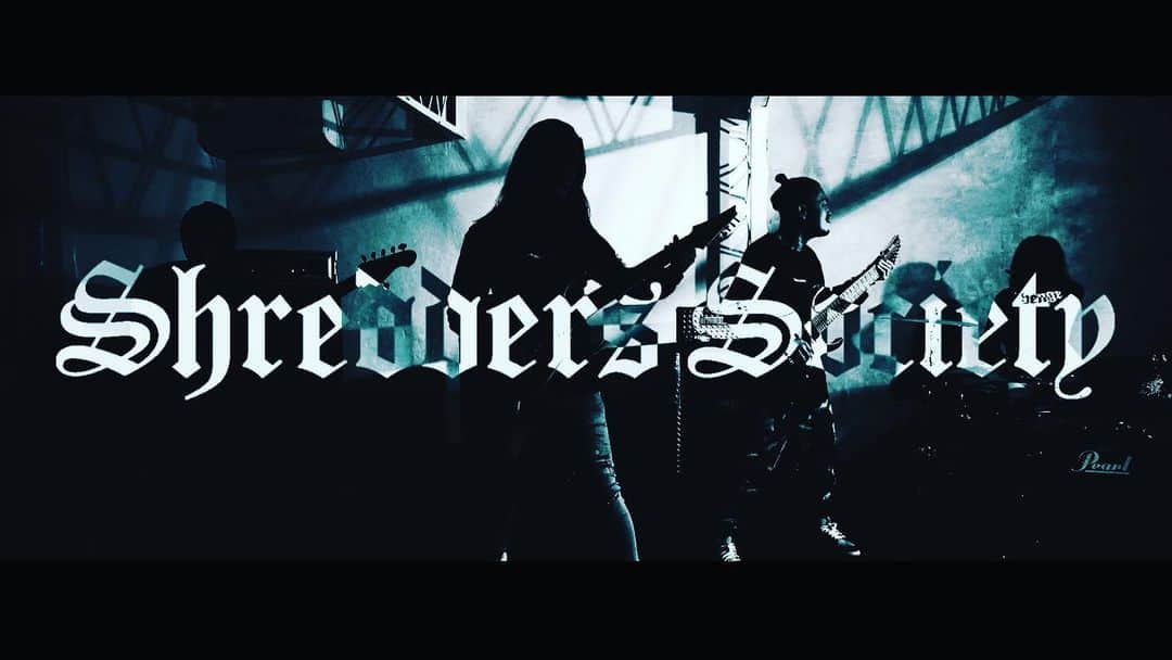 Kuboty のインスタグラム：「Shredders SocietyのSerumという曲です🔥  ワイのプロフィールにリンク貼ってますので、必ずチェックしてください。チャンネル登録もよろしくお願いします(照)  自分が着たい服を自分で作るという考えと、メタルをみんなに強制的に聴かせたいという気持ちからShredders Societyを始めました💪  すると自分のメタル愛が詰まったこの服から逆にインスピレーションを貰う形で、音で表現したくなりました🎸  みんなに知ってもらいたいという意味も込めて、若手シュレッダー日本代表のYo onityanに声をかけました。即答で一緒にやってくれると言ってくれました、最高にナイスガイです🤘  バンドがグッズを作るのとは真逆で、服から生まれた曲とバンドです。  今回の曲はYo onityanが書いてくれたのですが、楽しくなってきたので自分も曲を書いているところです。  Shredders Societyの服と共に、音楽も楽しんでください。  服も音楽と自分のやりたいことが形になっていくことが超おっぱっぴーです。現場主義のわいなので、いつか超絶インストメタルバンドShredders Societyが現実世界のステージに立つことも企てております、ちょっと時間はかかりそうだけど。 MVに出てくれたBOHさんとガクにも感謝🙏  てな感じで引き続きチェックしてねん、よろしくー😘  #shredderssociety」