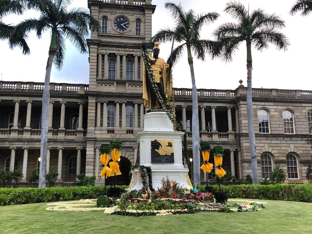 KAUKAU/カウカウハワイさんのインスタグラム写真 - (KAUKAU/カウカウハワイInstagram)「今日はハワイ王国を統一した、カメハメハ大王を祝うハワイ州の祝日、カメハメハデーでした😆 セレブレーションや、パレードは今年は中止となってしまいましたが、カメハメハ大王の像の周りはこんなに素敵に😌🌺 #KAUKAU #Waikiki #HawaiiNews #sunset #coupon #HawaiiCoupon #restaurant #shopping #instahawaii #hawaiisunset #ハワイ #ワイキキクーポン #ハワイクーポン #カウカウ #カウカウクーポン」6月12日 14時14分 - kaukau_hawaii