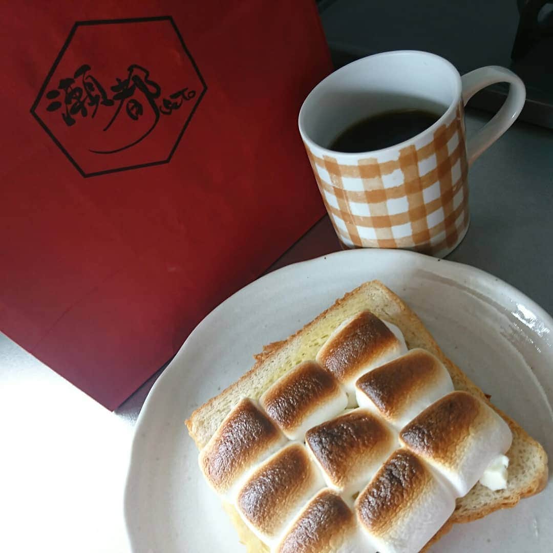 村田千鶴さんのインスタグラム写真 - (村田千鶴Instagram)「絶対美味しいパンを相方からもらったので、絶対美味しい食べ方したった！ . . 焼いたマシュマロってなんでこんなに美味しいん😋 . ノーマルは苦手じゃけど焼いたのは好き . サクッ！トロッ！って最高⤴⤴ 美味しすぎてペロリでした🍞 .  おぎたともこさんありがとうございます。 . . #マシュマロトースト #スモアトースト #食パン #食パンアレンジ #おうちカフェ . #このみ #村田千鶴 #おぎたともこ #広島 女芸人」6月12日 14時20分 - muratachizuru