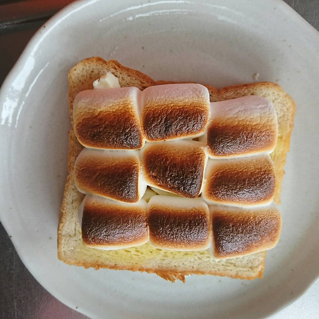 村田千鶴さんのインスタグラム写真 - (村田千鶴Instagram)「絶対美味しいパンを相方からもらったので、絶対美味しい食べ方したった！ . . 焼いたマシュマロってなんでこんなに美味しいん😋 . ノーマルは苦手じゃけど焼いたのは好き . サクッ！トロッ！って最高⤴⤴ 美味しすぎてペロリでした🍞 .  おぎたともこさんありがとうございます。 . . #マシュマロトースト #スモアトースト #食パン #食パンアレンジ #おうちカフェ . #このみ #村田千鶴 #おぎたともこ #広島 女芸人」6月12日 14時20分 - muratachizuru