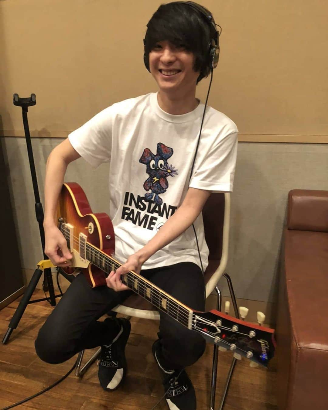 谷中敦さんのインスタグラム写真 - (谷中敦Instagram)「UNISON SQUARE GARDENの斎藤くんがBLUEZ⚡のTシャツを着てくれました。Photo by 田淵智也  #斎藤宏介 #UNISONSQUAREGARDEN 【BLUEZ新作予約受付中】﻿ ﻿ BLUEZ⚡待望の新作リリースです。 今回はブルー・デイジーの花を持ったBLUEZ⚡が登場。 ﻿ ﻿6/14 23:59まで 下記2箇所のオンラインストアで予約販売です。 @instantfame_officia lからも見て頂けます。 ﻿ ﻿ こんな時期だからこそ心に花を、胸に花を飾って欲しい。﻿ ブルー・デイジーの花言葉は素敵な言葉ばかりです(^-^)/ ﻿ 谷中敦(@a.yanaka )﻿ ﻿ ﻿ ▼ZOZOTOWN﻿ https://bit.ly/2AZoIfW﻿ ﻿ ▼オフィシャルECサイト﻿ https://buff.ly/2oCjeCd﻿ (送料無料)﻿ ﻿ ﻿ ＜ご予約期間＞﻿ 6月10日（水）19:00 ~ 6月14日（日）23:59﻿ ﻿ ＜お渡し予定日＞﻿ 6月末発送﻿ ﻿ ﻿ #instantfame﻿ #谷中敦﻿ #ブルーデイジー﻿ #bluedaisy﻿ #花言葉﻿ #BLUEZ﻿ #⚡️﻿ #DUNKWELL﻿ @dunkwell.tokyo」6月12日 14時29分 - a.yanaka