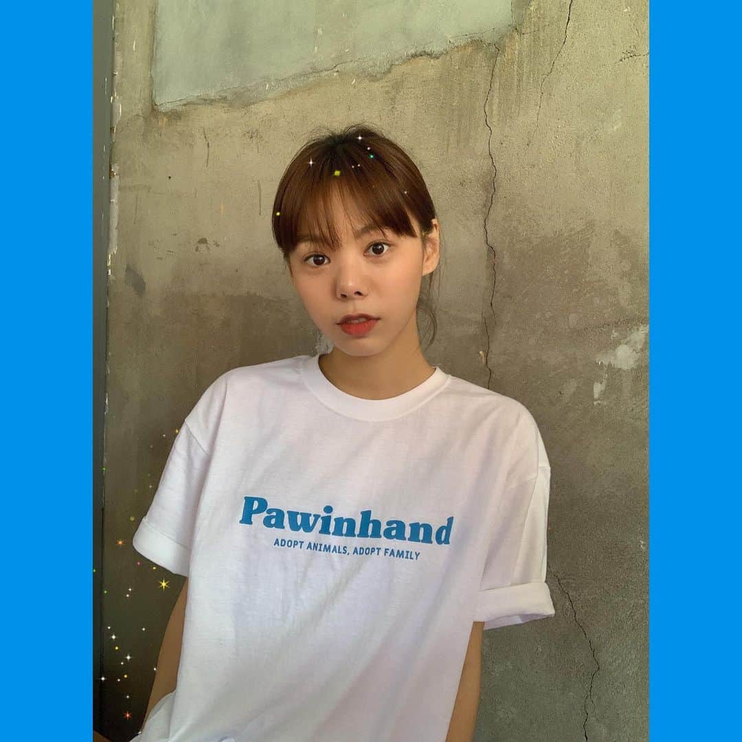 ユン・ジウォンのインスタグラム：「안녕하세요! 배우 윤지원입니다👧🏻 #서주현 언니 (@seojuhyun_s) 덕분에 반려동물을 사는 문화와 작별하자는 메세지를 담은 #바이바이캠페인 에 참여하게 되었습니다. 이번 캠페인으로 반려동물과 함께 하는 삶에 대해 다시 한 번 생각해 보게 되었는데요, 상처받은 많은 아이들이 입양을 통해 따듯하고 행복한 가정을 만나기를 바랍니다.  이 캠페인에 함께 해주실 분은 배우 #박지예 님 (@j.i.y.e) 입니다! ❤️ . . . . . . 포인핸드와 이글벳이 함께하는 바이바이(Bye Buy) 손인사챌린지! 👋🏻 . 반려동물을 사는 문화와 작별하자는 메시지를 담은 #바이바이캠페인 의 두번째 챌린지를 진행합니다 . 바이바이하는 사진이나 영상을 챌린지 전체 내용과 함께 인스타그램에 게시하기만해도 #이글벳 과 #포인핸드 에서 게시물 1개 마다 100g의 사료를 기부하고 . 포인핸드 티셔츠를 입고 참여하면 게시물 1개마다 200g의 사료를 기부, 추가로 수익금 50%는 유기동물에게 물품으로 후원됩니다. 티셔츠 구매는 @pawinhand_official 프로필 링크를 참고해주세요. 100g의 사료는 소형견이 하루에 먹을 수 있는 사료량으로 여러분의 참여 포스팅 한 번이 많은 아이들에게는 아주 큰 힘이 됩니다 . #byebuy손인사챌린지 #byebuy캠페인 #바이바이캠페인 #바이바이손인사챌린지 #사지말고입양하세요 . 🧡참여방법🧡 1. '바이바이'하는 사진 또는 영상을 찍습니다. (반려동물과 함께하면 더 좋아요.) 2. 캠페인 전체 내용을 복사해서 작성해주세요. 3. 챌린지를 이어갈 2명을 지목해서 업로드하면 참여완료 . Bye Buy 캠페인으로 유기동물에게 따뜻한 마음을 전달해주세요 . 🎈6월 30일까지 사료 1톤 기부를 목표로 합니다!」