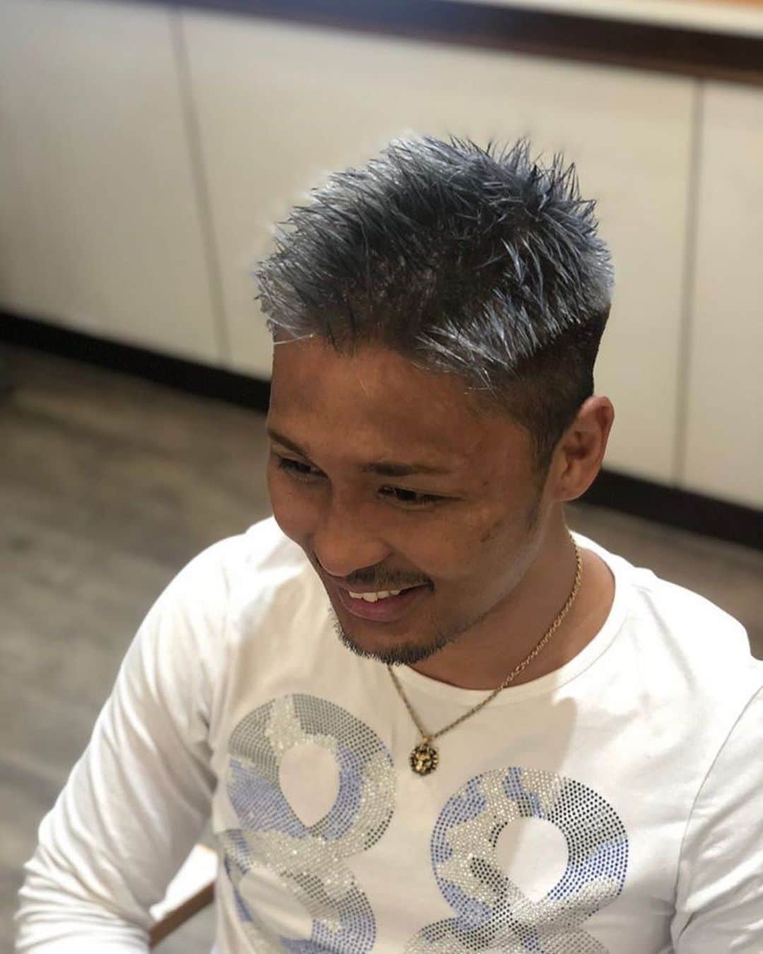 大沢文也のインスタグラム：「イメチェンしてきた✌️ 久々に髪の毛派手になりました👍 3日くらいすれば色も落ちてほどよい色になります(^.^) @dbond724  ありがとうございました😊  #イメチェン #アッシュ #シルバー #ハイトーン #美容室 #派手」