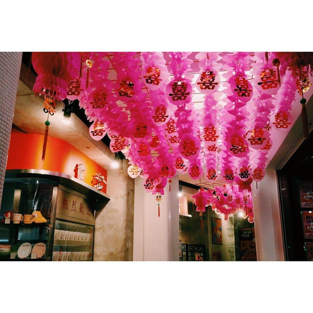 eriさんのインスタグラム写真 - (eriInstagram)「天井から吊るしたこれはこの前ベトナムで明天好好にと買ってきたもの﻿ ﻿ 全部、ホッチキスでとめられてて﻿ 途方もない手作業を感じさせる﻿ ﻿ 再開への第一歩の景気付けに﻿ めちゃくちゃにデコってみた﻿ ﻿ ﻿ #明天好好　@mingtenghaohao」6月12日 14時59分 - e_r_i_e_r_i