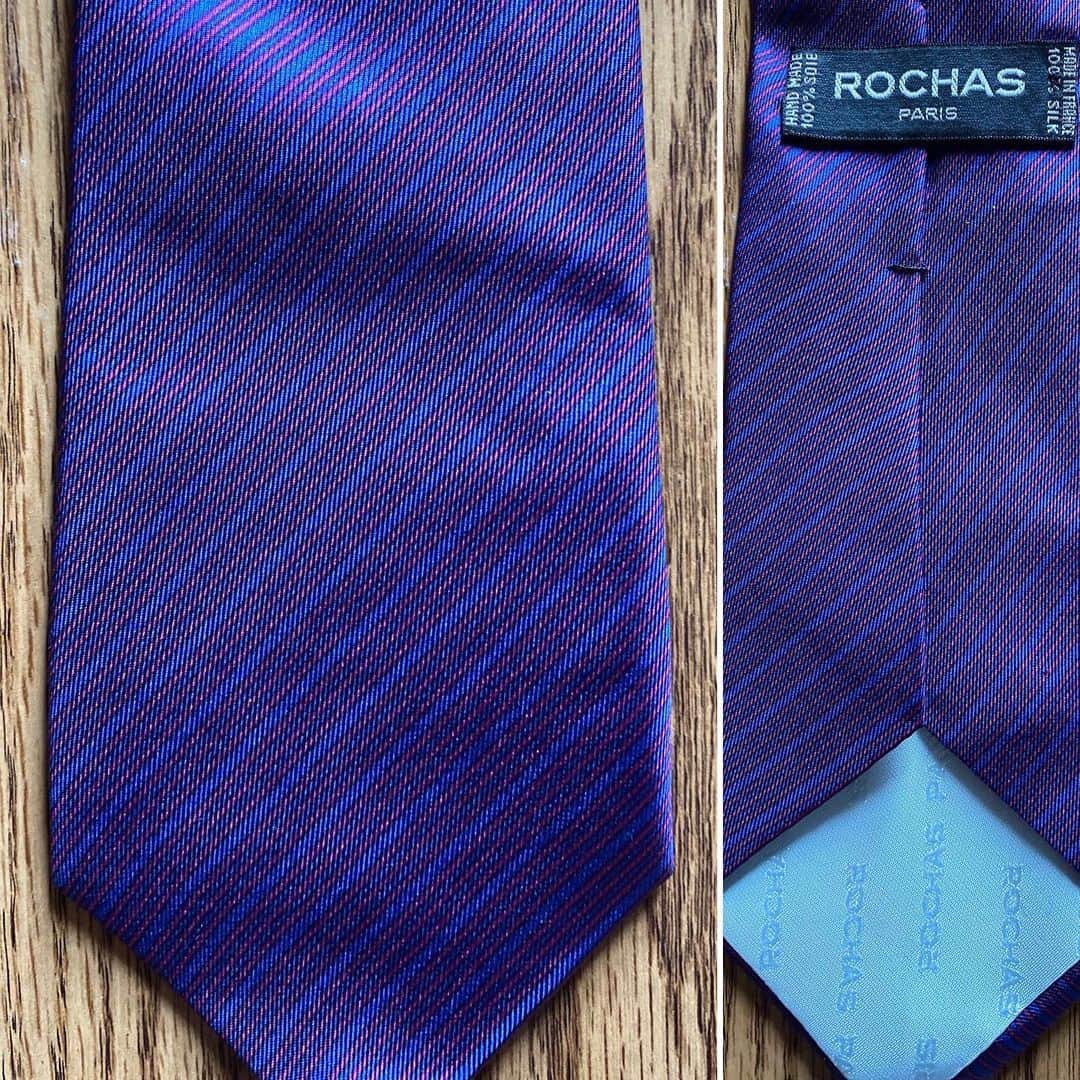 スティーヴン・フライのインスタグラム：「The House of Rochas is approaching its centenary. Founded in 1925 by Marcel Rochas it has stood as a classy purveyor of perfume (’Femme” pronounced “fam” the French way of course, is one of their great successes, as is Eau de Rochas) and women’s fashion. For a time their pieces sat somewhere between prêt-à-porter and haute couture. Such a mid-point is called in the biz “demi couture”. Lest you think this meant their frocks were affordable, it’s worth knowing that, under the lead of legendary fashion director Olivier Theyskens, some of their gowns in the noughties cost “upwards of $20,000”. Fine for fans of the brand like JLo, Sarah Jessica Parker, Nicole Kidman, Jennifer Anniston and the like, but maybe just a leeeeeeetle pricey for most. Hard to see, indeed, how such lines can be considered “demi” not full on “haute”, but there you go. This branch of their business ceased when, of all companies, Procter and Gamble bought Rochas in 2006.  One of the great figures in world fashion, Marco Zanini (ex Dolce & Gabbana, Versace and Halston) was appointed to reinvigorate the fashion side of things in 2008. He left to join Schiaparelli and was replaced in 2013 by Alessandro dell’Aqua. And then, two years ago for the the first time in their history Rochas began to produce menswear, under the eye of creative director Frederico Curradi.  When and where I bought this simple, gossamer light tie I can’t for the life of me remember. I am fairly certain that its price was south of $20,000. I’m loopy, but not that loopy.」