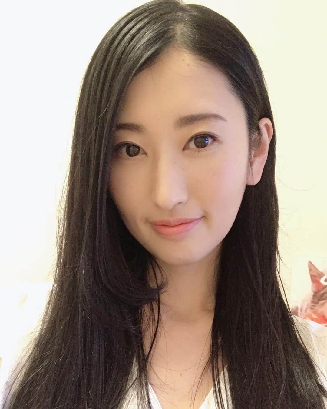 楠本千奈（神野千奈）のインスタグラム：「本日撮影した某CMは来月頃から流れるようです😊楽しみ！そして今日のメイクさんセンスの塊⭐️鏡がなかったので過程を見てなかったのですが、完成後に鏡みてビックリ♪加工アプリのように肌がツヤツヤ〜この写真は無加工なんですが超肌綺麗に見えませんか？凄いよね。ウル艶です。あとでどこの下地か聞いとこう。 ちなみにメイクさんがマーサさん（友人）そっくりで現場入りした時マーサさんがいる⁉️と思いました笑。 白金で撮影でしたが昼に出たお弁当もやたらオシャレ弁当でした笑。 #仕事復帰 #シロガネーゼ #白金高輪 #無加工写真 #メイクアップアーティスト #ヘアメイクアーティスト #プロの技 #美肌作り #化粧崩れ防止スプレー #化粧下地 #うるつやメイク #うるつや髪」