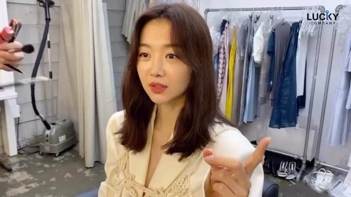チャン・ヒジンのインスタグラム：「https://youtu.be/ACtaFsuOs-k #사무실 #열일 #칭찬해 #조금 #귀찮지만 사실 기대중 ㅋㅋ😊」