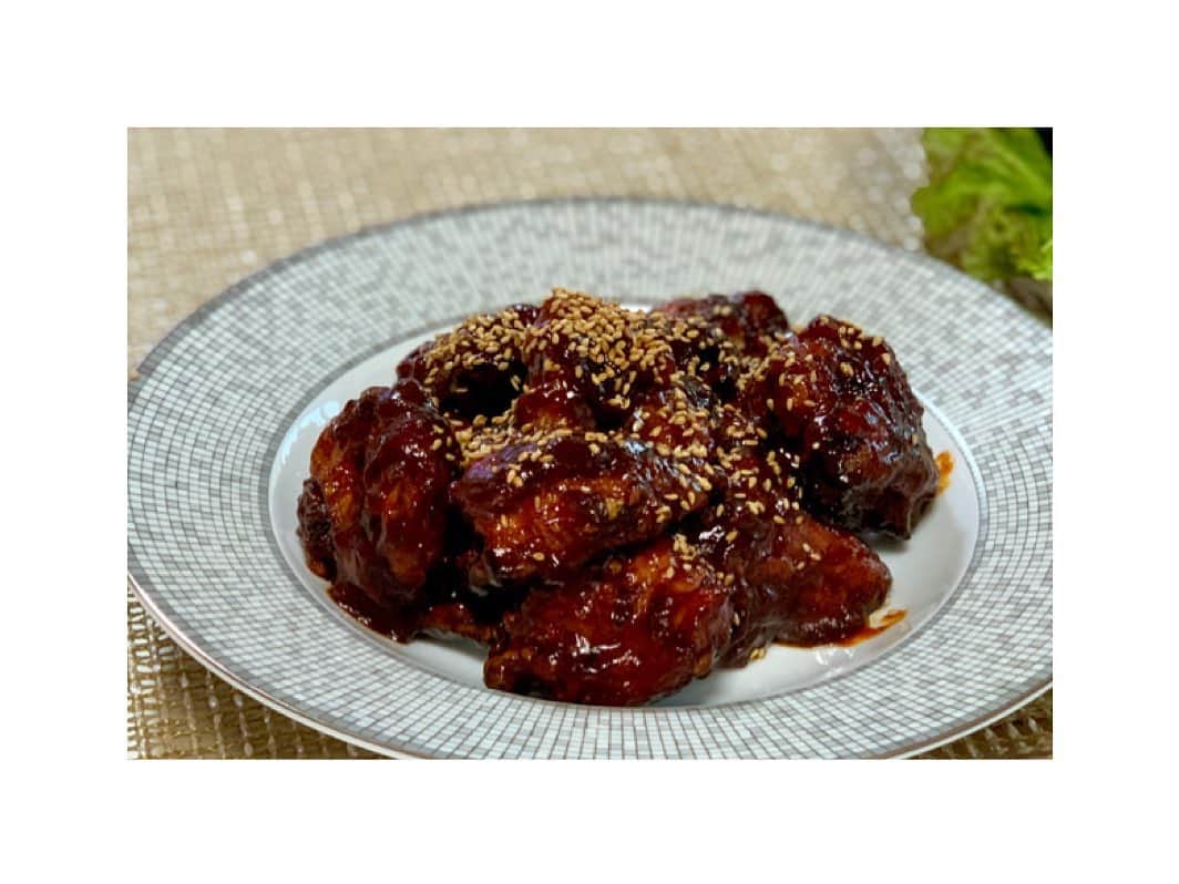 のインスタグラム：「양념치킨🍗ヤンニョムチキン。 美味しくいただきました。 #homedinner #homemade #homecooking #homesweethome #lovecooking #stayhome #enjoyyourhome #ヤンニョムチキン #食べ始めると止まらない #😂 #ごちそうさまでした  #亜紀の食卓 #양념치킨　#잘먹었습니다」