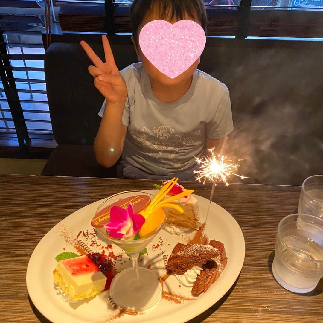 村瀬寛美さんのインスタグラム写真 - (村瀬寛美Instagram)「これ、なーんだ？？ オムライス、ではなくて ケーキです‼️ 人気のケーキ店レニエのケーキ。  外側は 玉子ではなくて、 クレープでフルーツケーキを包んでます。 バナナにキウイ、苺が入って美味しかったぁ。  次男の８歳の誕生日お祝い第二弾。 昨日が本番でした。  1回目のお祝いは、リクエストのお店で。 久しぶりに家族で外食に行きましたが、やはりまだ空いてます。  2回目は自宅で。 オムライスが大好きな次男にぴったりのケーキ。  3回目は週末おじいちゃん達とまたまたお祝い。 最終ケーキは 鬼滅の刃デコケーキ。  こりゃ痩せられんね😅  #８歳おめでとう #大きくなった #山ありだったけどよく頑張った #ケーキ連日」6月12日 15時10分 - murase.hiromi.5