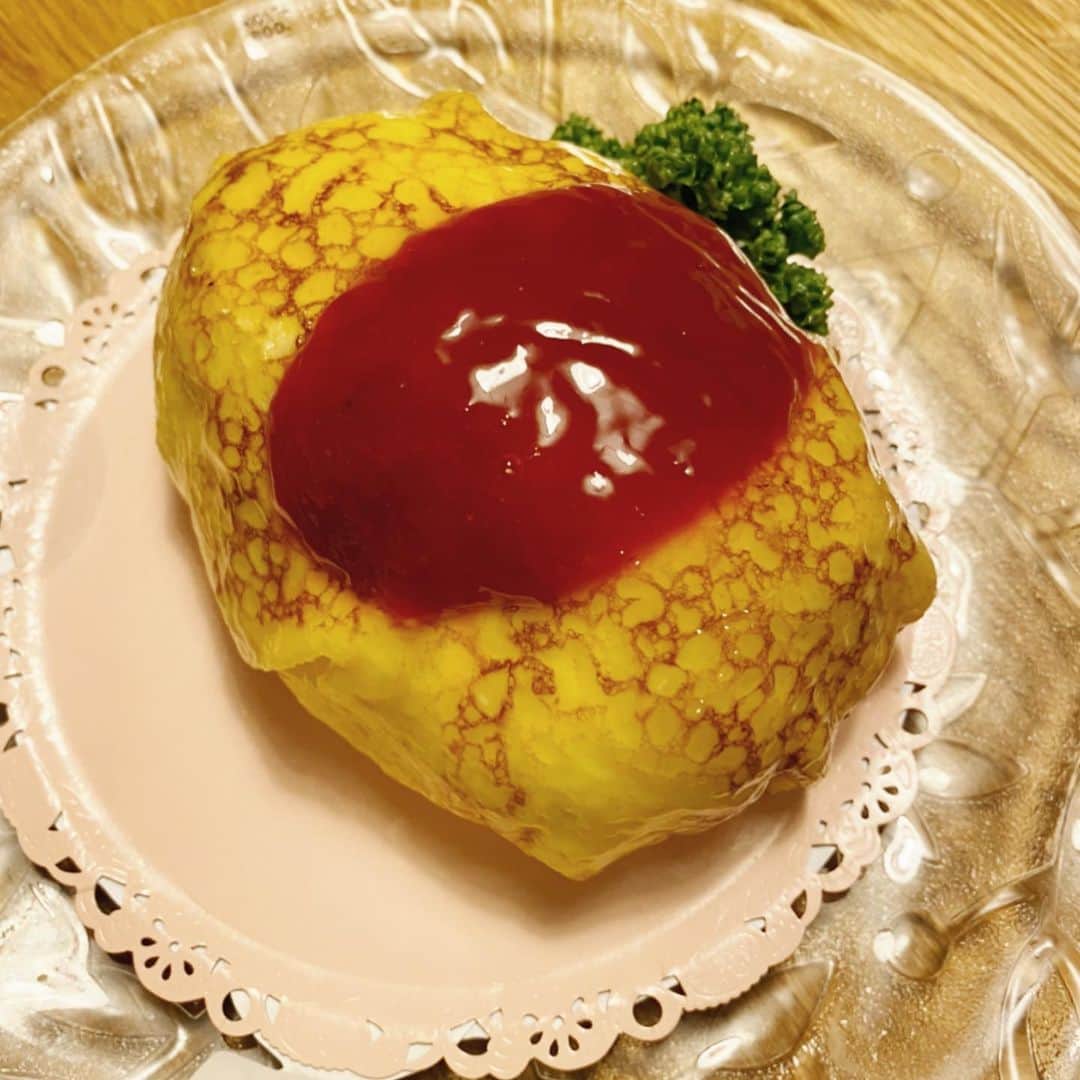 村瀬寛美さんのインスタグラム写真 - (村瀬寛美Instagram)「これ、なーんだ？？ オムライス、ではなくて ケーキです‼️ 人気のケーキ店レニエのケーキ。  外側は 玉子ではなくて、 クレープでフルーツケーキを包んでます。 バナナにキウイ、苺が入って美味しかったぁ。  次男の８歳の誕生日お祝い第二弾。 昨日が本番でした。  1回目のお祝いは、リクエストのお店で。 久しぶりに家族で外食に行きましたが、やはりまだ空いてます。  2回目は自宅で。 オムライスが大好きな次男にぴったりのケーキ。  3回目は週末おじいちゃん達とまたまたお祝い。 最終ケーキは 鬼滅の刃デコケーキ。  こりゃ痩せられんね😅  #８歳おめでとう #大きくなった #山ありだったけどよく頑張った #ケーキ連日」6月12日 15時10分 - murase.hiromi.5