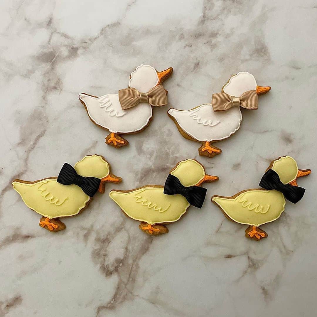 橋元優菜のインスタグラム：「あひるさん大量制作🐥  簡単にできる塗り潰しのアイシングクッキーも、飾り付けを工夫するだけで可愛らしく華やかに☺️✨ ＊ ＊ ＊  #アイシングクッキー #アイシングクッキーオーダー #アイシングクッキー教室 #東京 #あひる #アヒル #アヒル隊 #鴨 #fondantcookies #cookies🍪 #工夫して楽しむ #蝶ネクタイ #クッキー作り #かわいいお菓子 #お菓子作り #デコレーションクッキー #kawaii #かわいいものが好き」