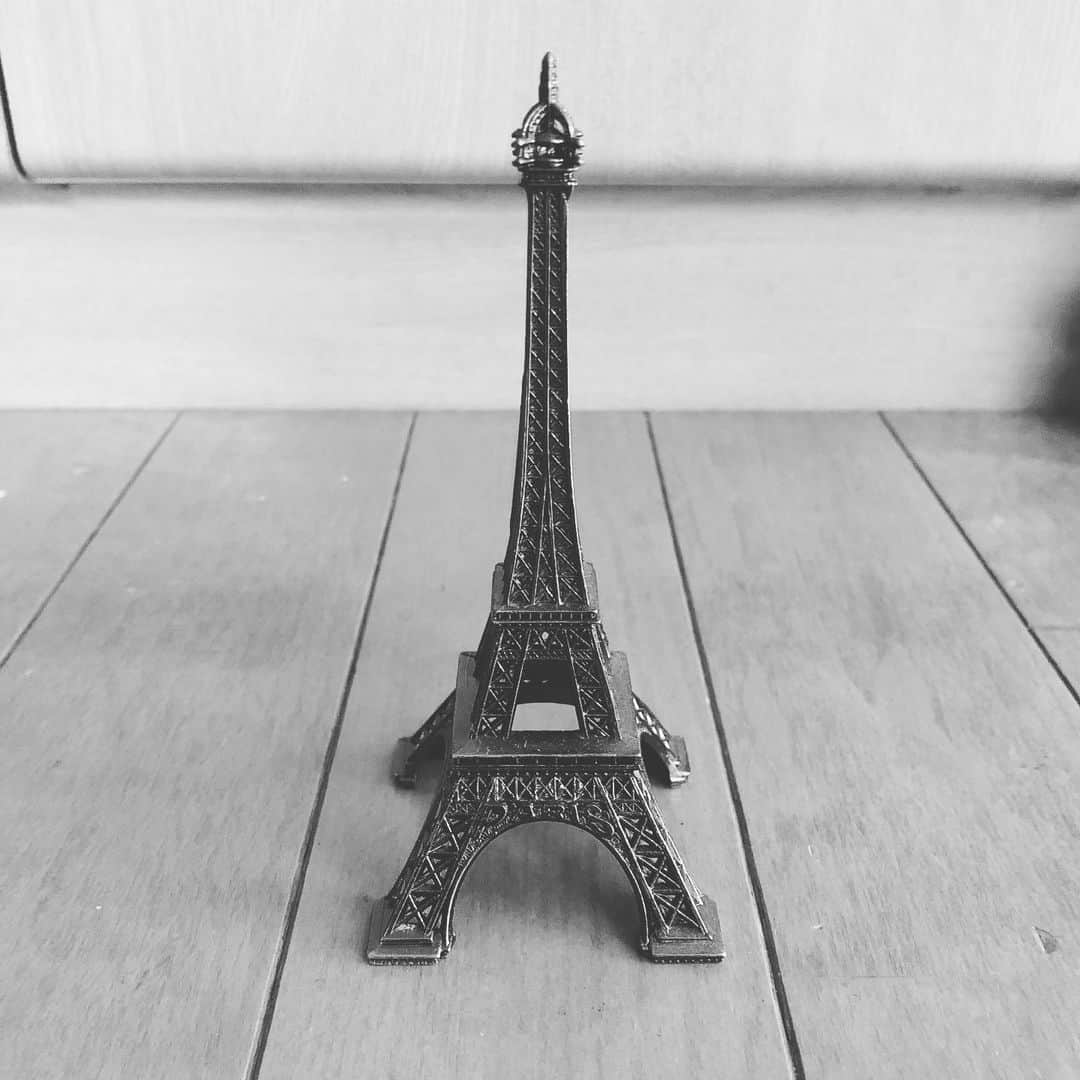 鰻和弘さんのインスタグラム写真 - (鰻和弘Instagram)「【フランス1人旅14】  決め事。 外国に行った時は、その国に行ったってわかる1番ベタな物を１つ買うようにしている。  フランスで買って帰ったのはエッフェル塔。 凱旋門と迷いましたが、なんとなくエッフェル塔。 (今はもう少し増えてるので後ほど) 後にでかい球体に貼り付けていきたい。  #長くなって忘れかけてたアースヒューマンへの道 #もちろんしっかり身につけて帰ってます #日本で #コンビニや #カフェ #デパートなどで #トイレを貸してもらう時は #１つコーヒーを買うこと #行った2年前から実行している #また見かけたら #あの人フランス人ぽいなぁ〜と思って下さい #アースヒューマンへの道」6月12日 15時21分 - unaginigaoe
