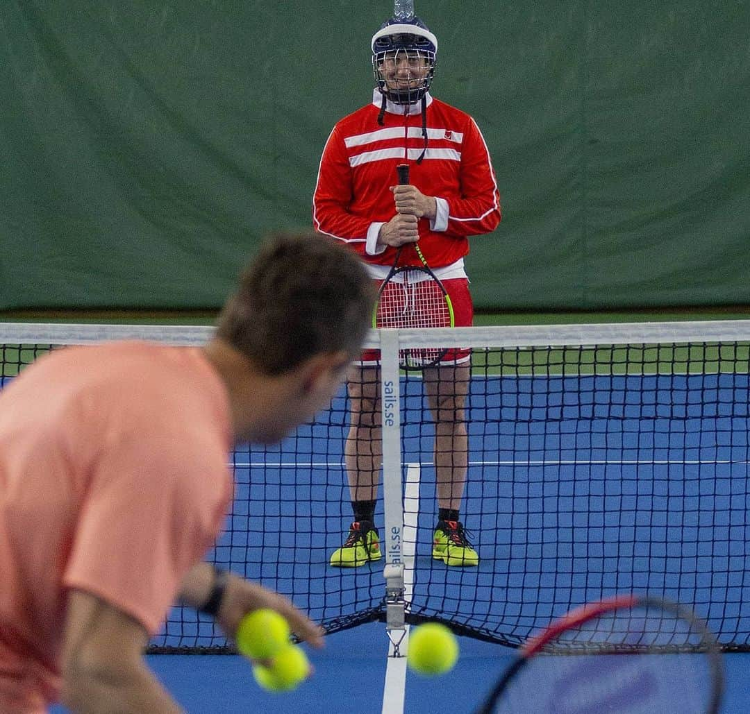 サラ・ショーストレムさんのインスタグラム写真 - (サラ・ショーストレムInstagram)「You guys won't believe it... But It may have happened that @bjorkmantennis challenged me and @fimpen20 in Tennis playing with a shoe instead of 🎾I will post the video soon. 😂 BTW, last photo is an example how your posture NOT should look like... 😱😓」6月12日 15時28分 - sarahsjostrom