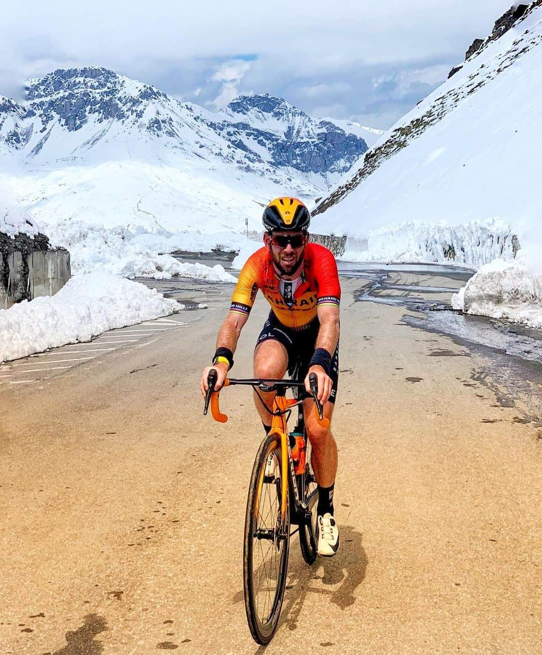 マーク・カヴェンディッシュのインスタグラム：「Up & up & up & up. But such a beautiful road to ride. Who’s done Stelvio Pass? (Yes my legs are hairy. And what?) . 📸 @saschawebercycling #cycling #cyclist #cyclists #climbing #stelvio #italia #italy #altitude」