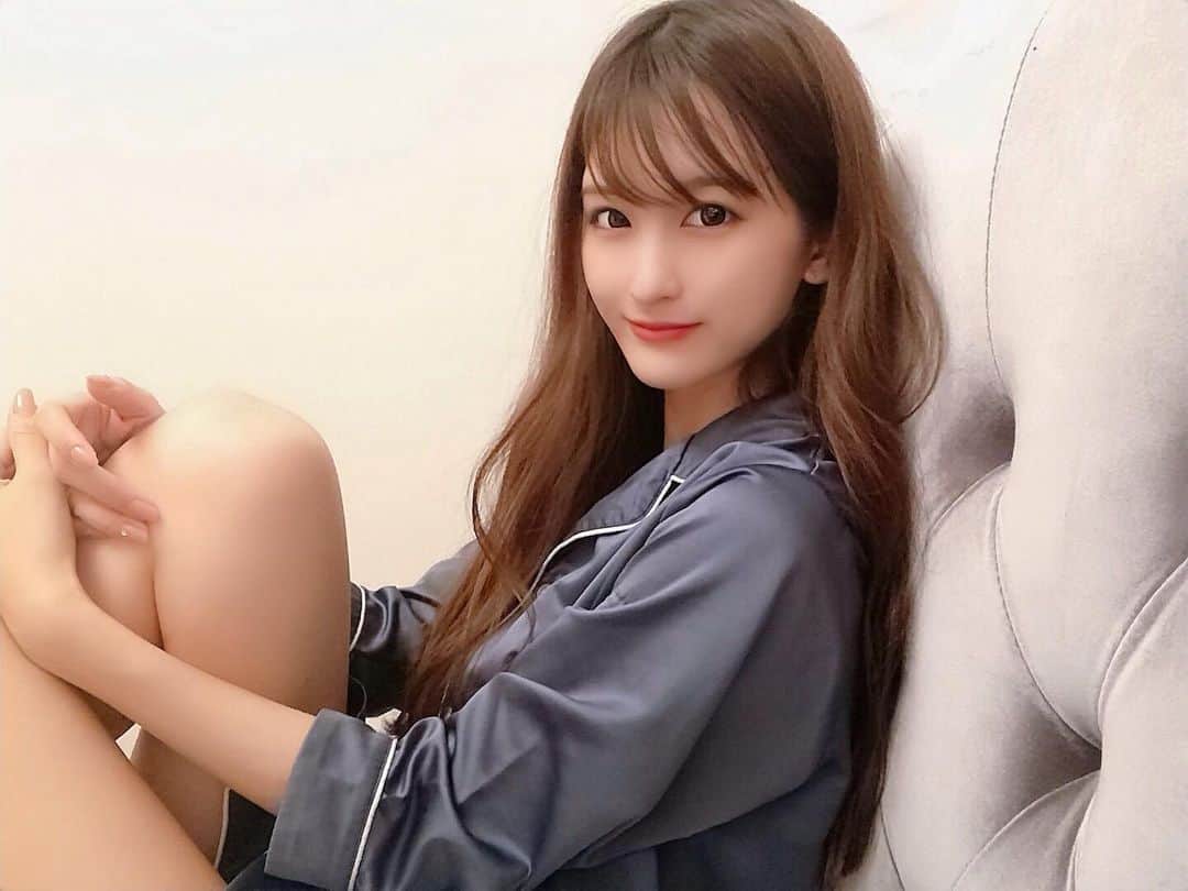 間宮みやのインスタグラム：「パジャマ🐏💤 GUのサテンパジャマワンピース着やすくてヘビロテ🤍 ・  #selfie  #自撮り女子  #gu  #プチプラ #nightwear  #パジャマ女子 #パジャマ  #stayhome  #自粛生活  #コスプレイヤー #cosplay  #インスタグラビア #portrait #japanesegirl」