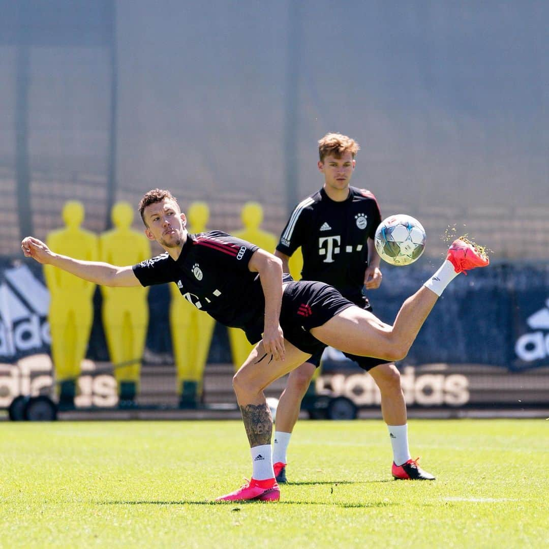 イヴァン・ペリシッチのインスタグラム：「🤸🏻‍♂️⚽️」