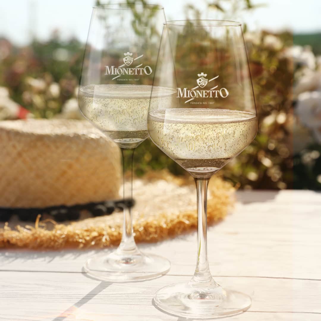 Mionetto Proseccoのインスタグラム：「Prepariamo insieme l’aperitivo del venerdì?⭐️ Taggaci nei tuoi post #mionettoprosecco #mionettoinsieme  Bevi Mionetto responsabilmente」