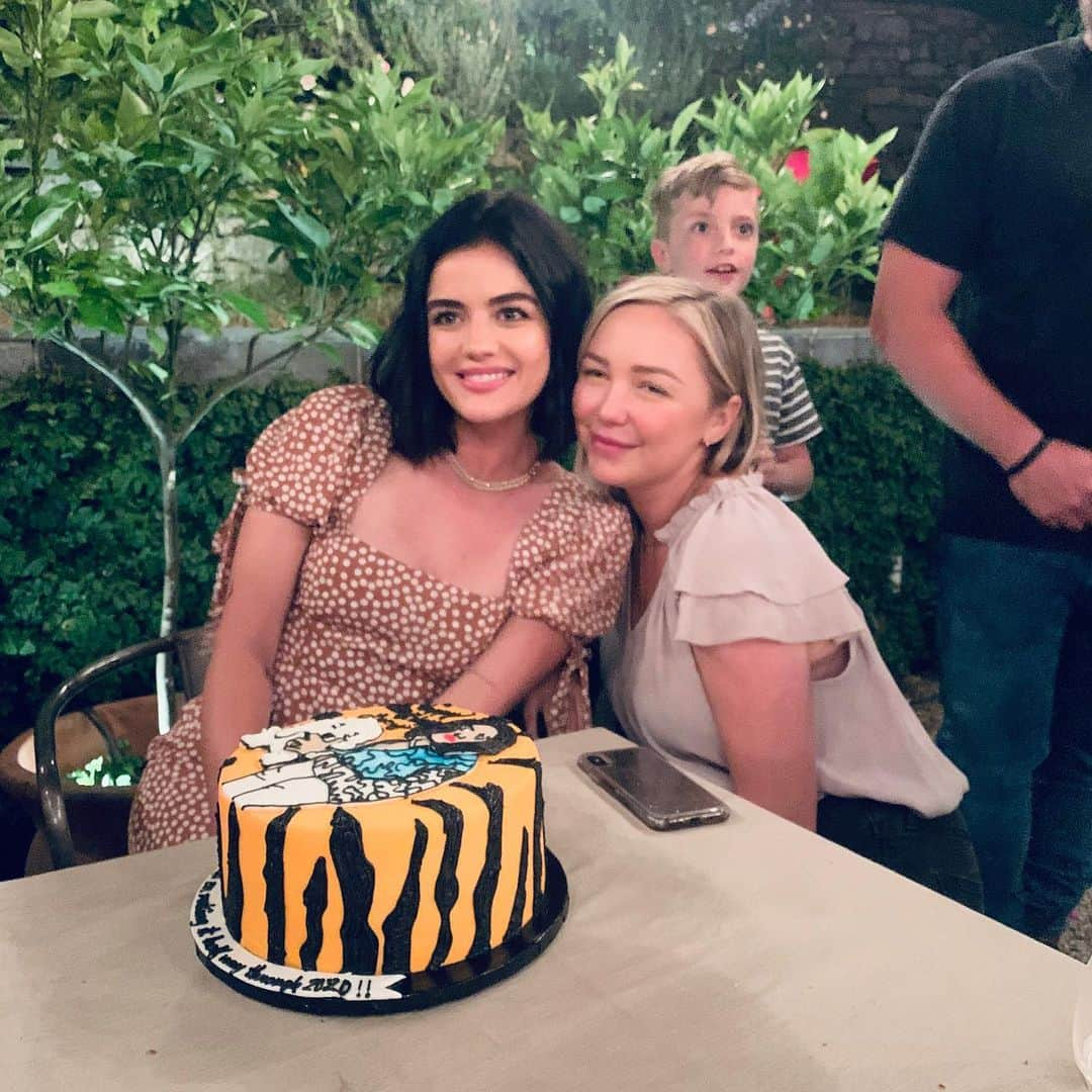 ルーシー・ヘイルさんのインスタグラム写真 - (ルーシー・ヘイルInstagram)「Thank you @annebreiter & my sweet friends for my early birthday dinner , my Lucy Exotic cake, & you sharing your fav memories of us which mainly included young debauchery 🤪 I love you all so much it hurts.」6月13日 1時17分 - lucyhale