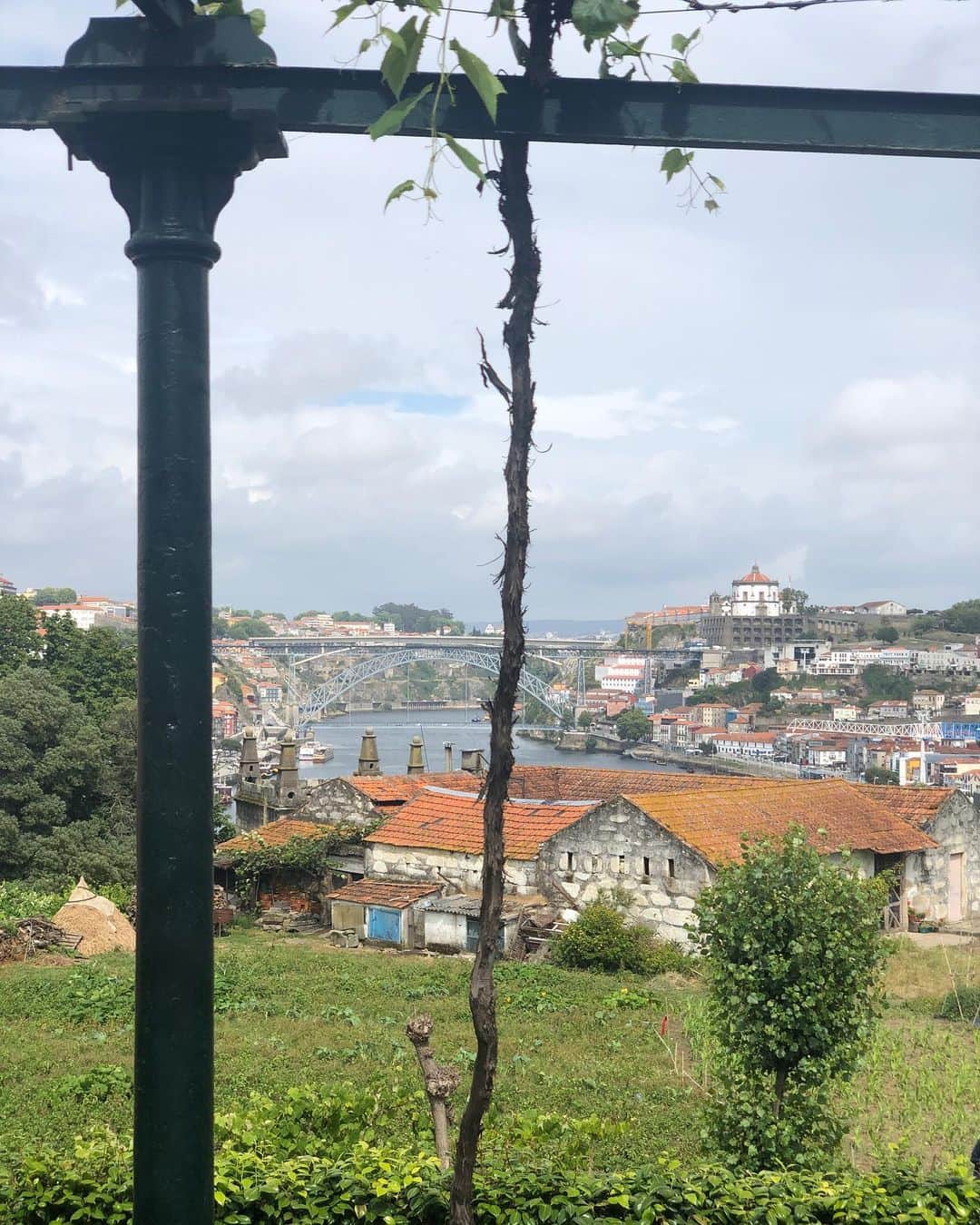 サラ・カルボネロさんのインスタグラム写真 - (サラ・カルボネロInstagram)「💘 . #comoelprimerdía #ciudadinvicta #comidaconvistas #Porto #slowlife」6月13日 1時22分 - saracarbonero
