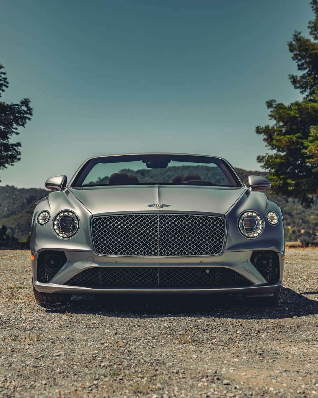ベントレーさんのインスタグラム写真 - (ベントレーInstagram)「If sky is the limit, make sure you get as close as possible. The #Bentley #ContinentalGT V8 #Convertible. _ Continental GT V8 Convertible WLTP drive cycle: combined fuel consumption: 23.3 mpg (12.1 l/100 km), combined CO₂: 275 g/km」6月13日 1時30分 - bentleymotors