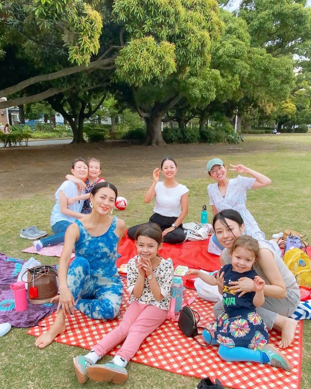 桃生亜希子のインスタグラム：「今日で息子の学校は終わり。﻿ 夏休み明けは、G2になる。 ﻿ ﻿ 　1年前は　色々と心配したり、思い悩んだりもしたけれど、﻿ 今ではこんなに沢山の友達が出来て楽しそうにしている息子。﻿ 優しくて、ひょうきんなあなたが大好きだよ。 ﻿ ﻿ 　今日も「Kは、友達みんな好き。学校の友達も、地元の友達もみんなで一緒に遊びたい。」と、言っていた。 ﻿ ﻿ 　男も女も、人種も年齢も、趣味もなにもかも超えて、みんなが繋がれたら最高だよね。﻿ と、私も思う。 ﻿ ﻿ 　まだまだ色んな差別が起こっている世の中だけど、﻿ かわいい天使達と今　。﻿ この地球🌏で生きていられることに感謝だな。 ﻿ ﻿ 　変化を受け入れ　楽しみながら人生の旅を続けていこう。」